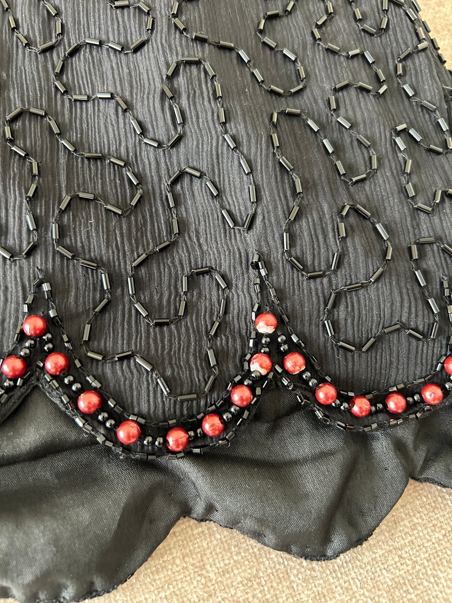 Blusa estampada negra con bordado y lentejuelas