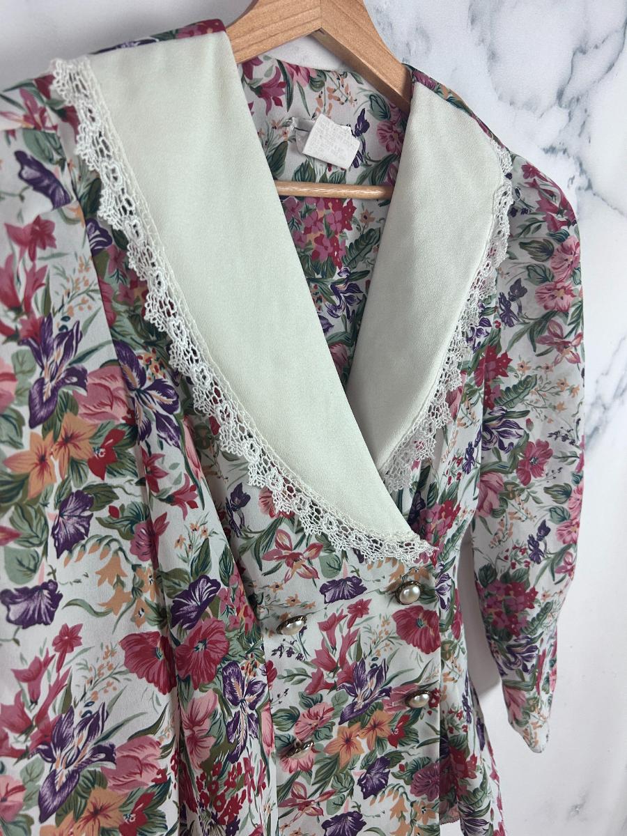 Blusa vintage tipo blazer con estampado floral y cuello blanco