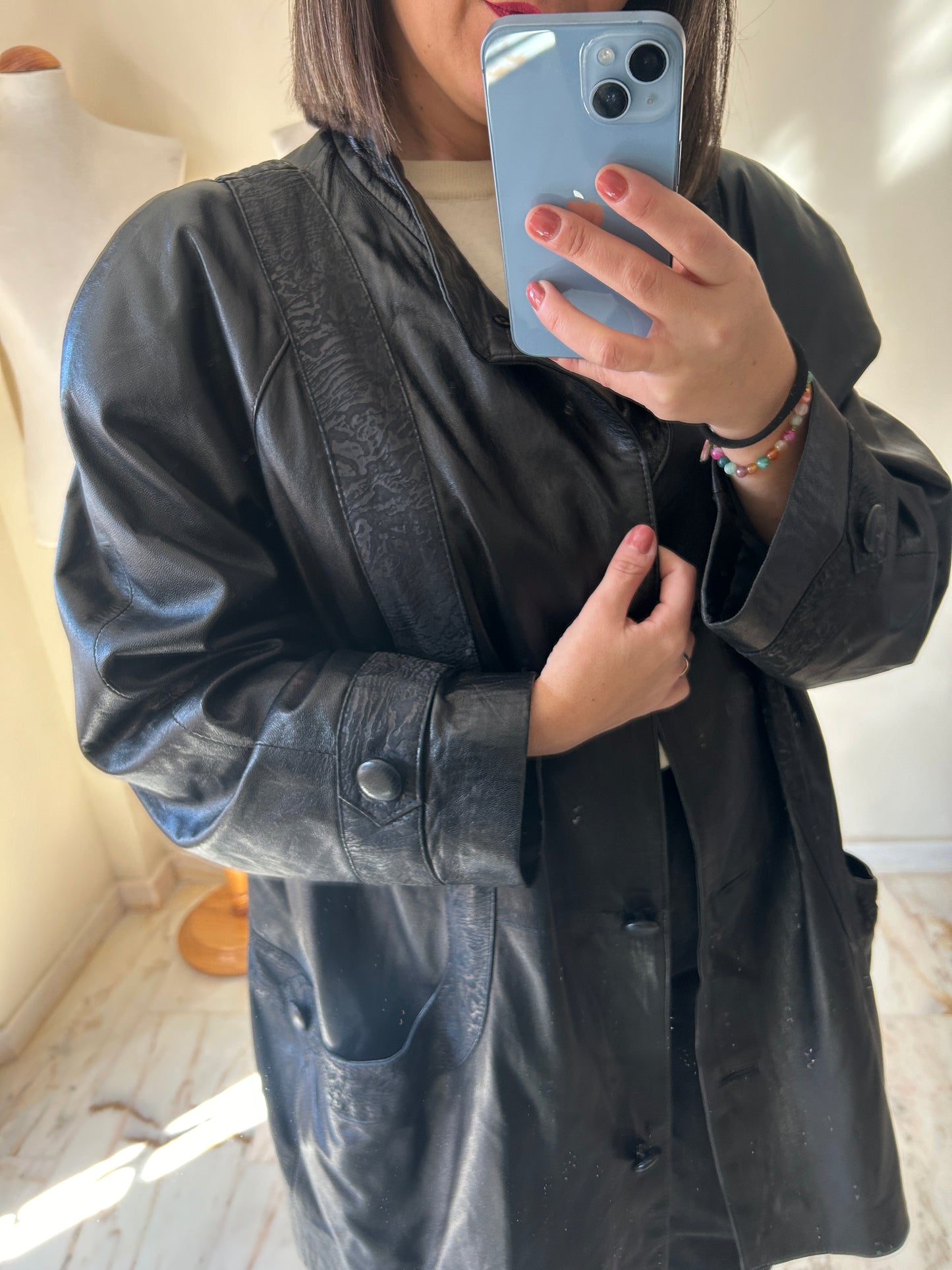 Abrigo de piel negro confeccionado en España