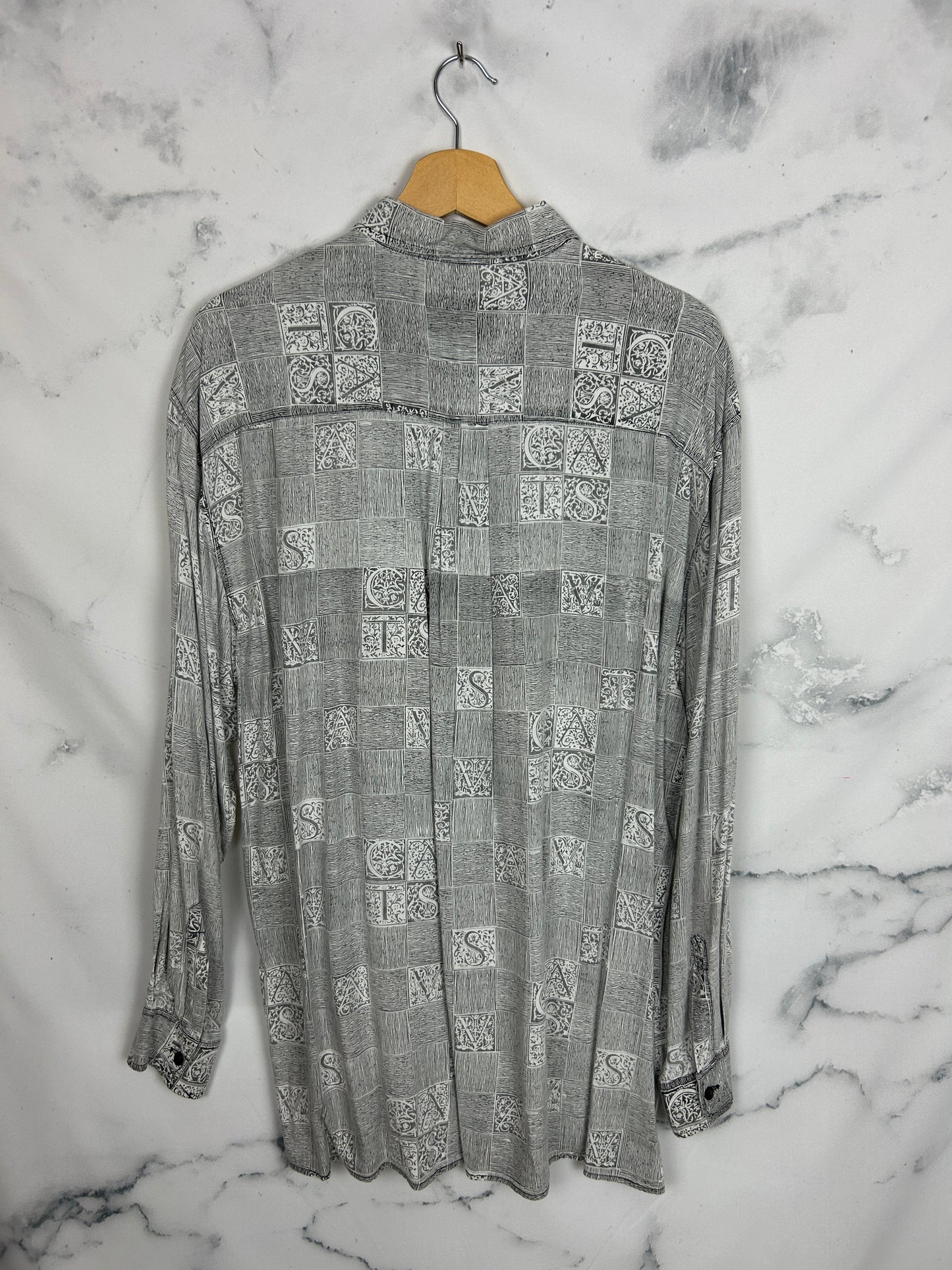 Camisa vintage gris con estampado geométrico