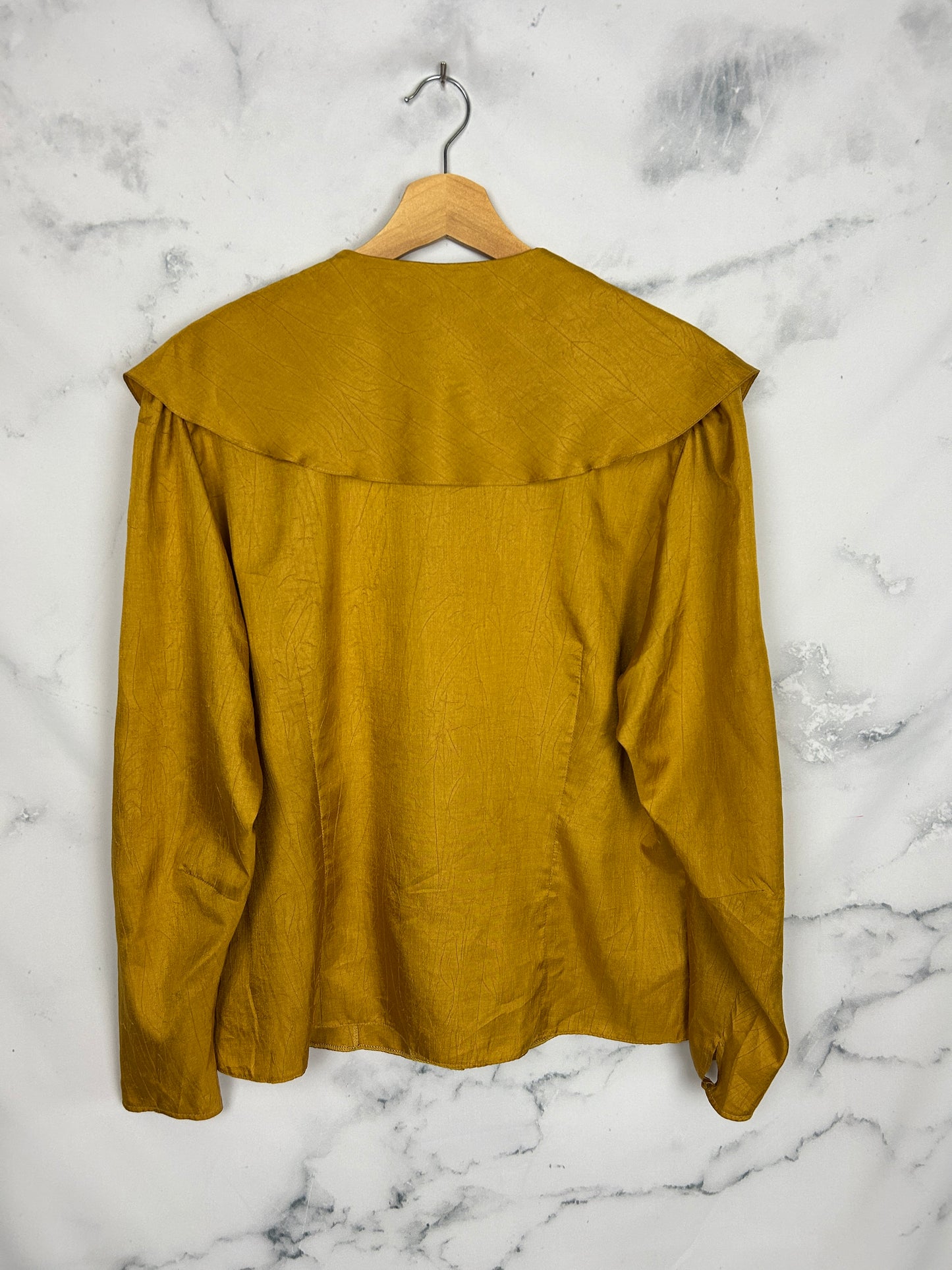 Blusa vintage en color mostaza con cuello bobo