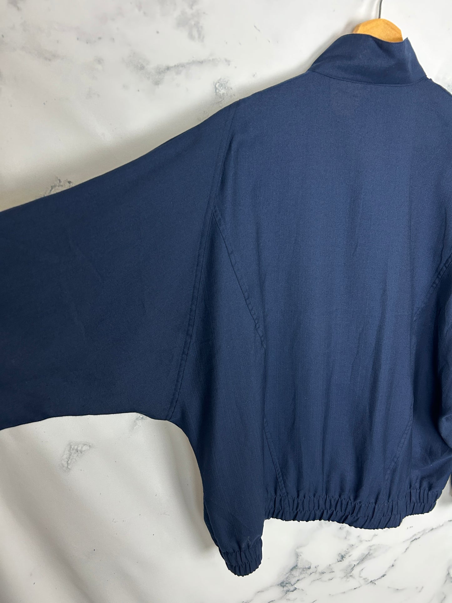 Blusa vintage azul marino con manga de murciélago