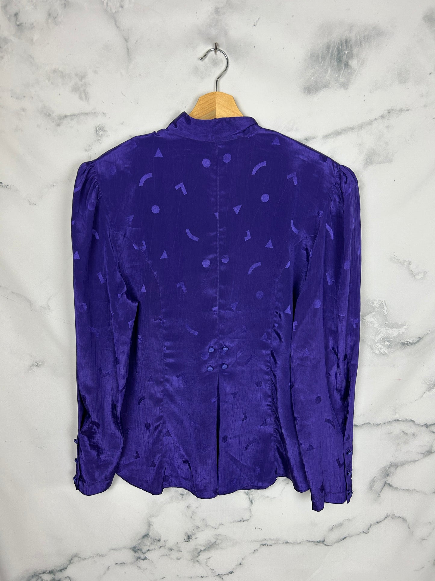 Blusa vintage morada con dibujos geométricos