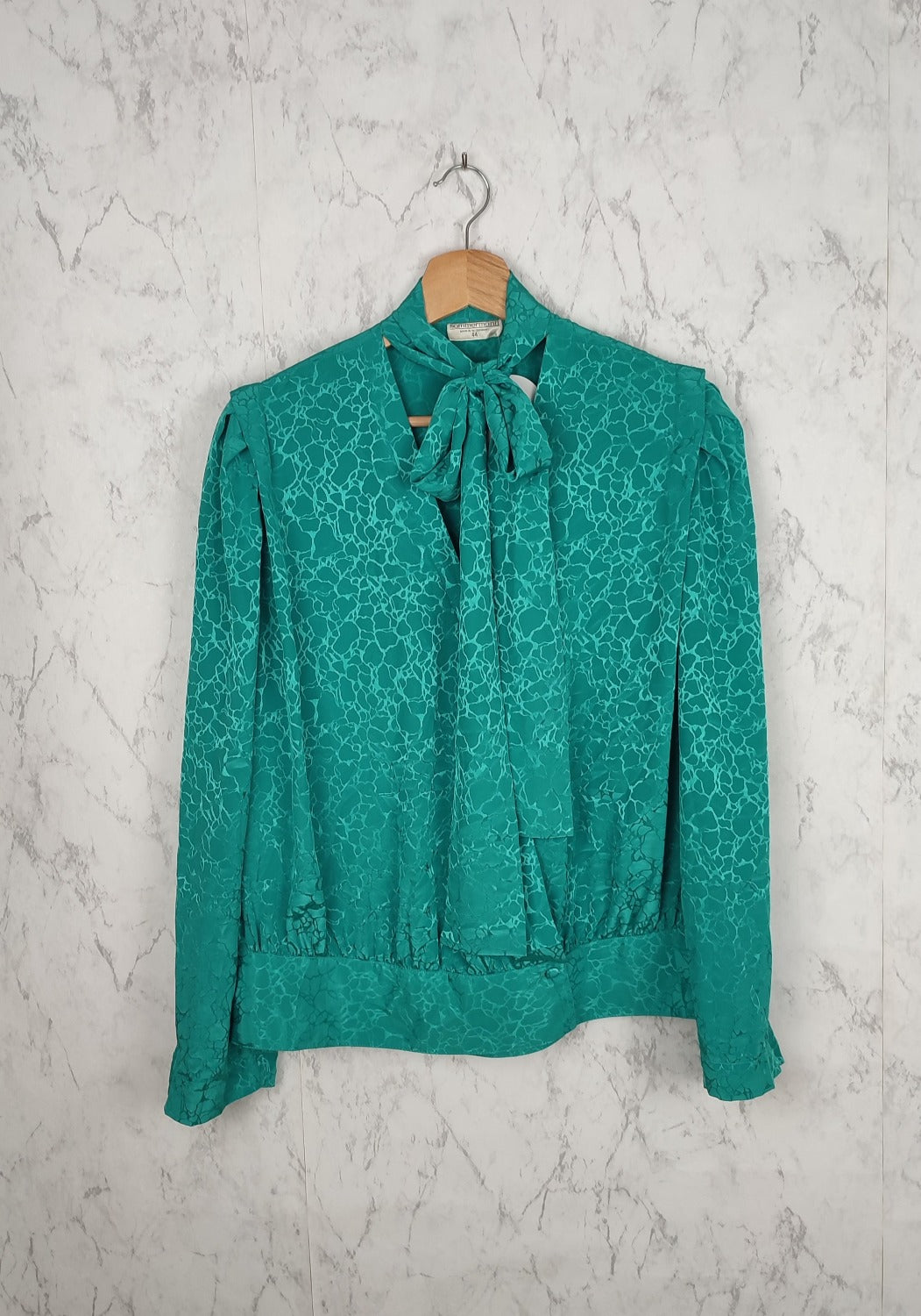 Blusa vintage verde con nudo