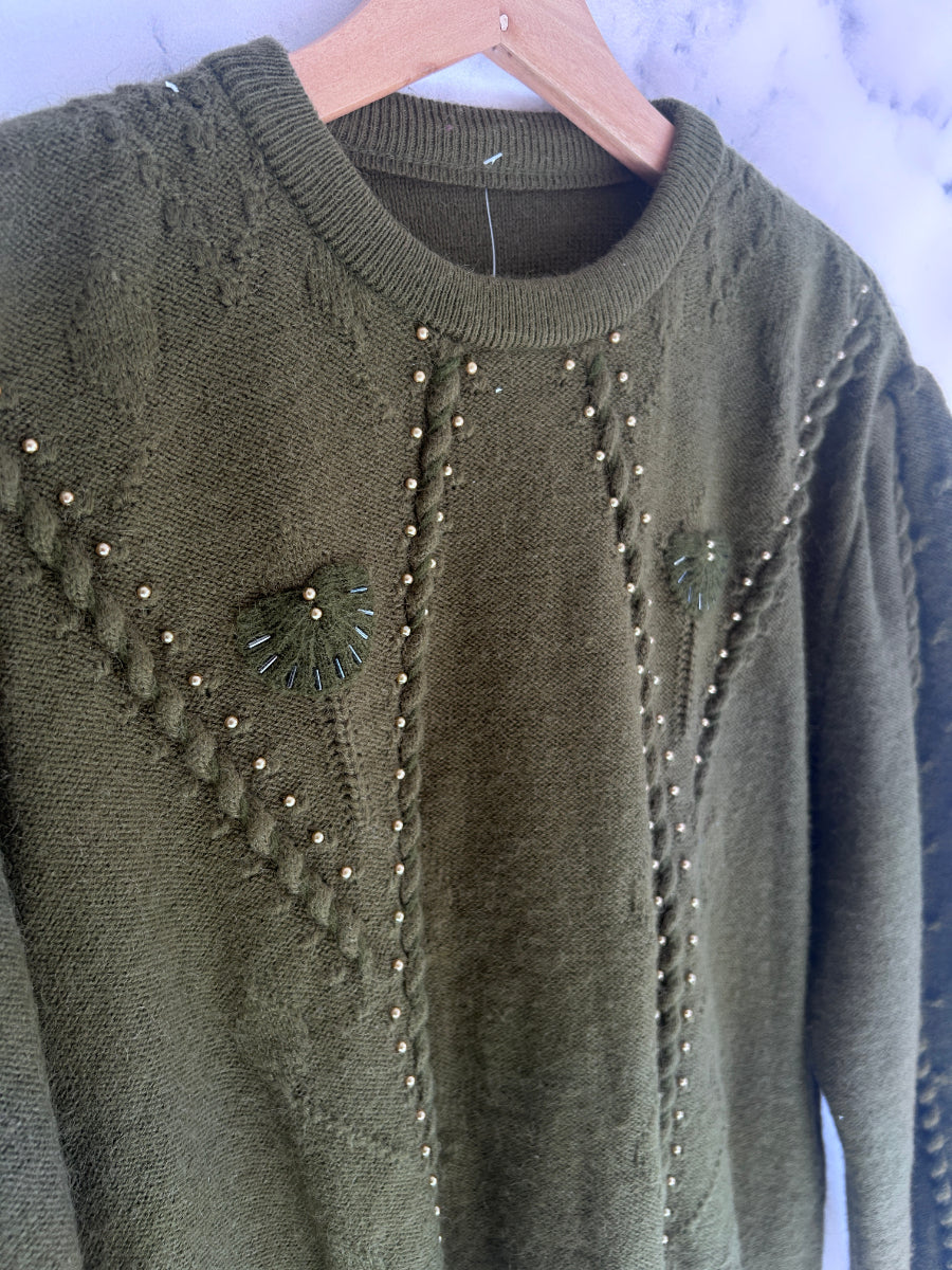 Jersey vintage en verde olivo con detalles de perlas y pedrería
