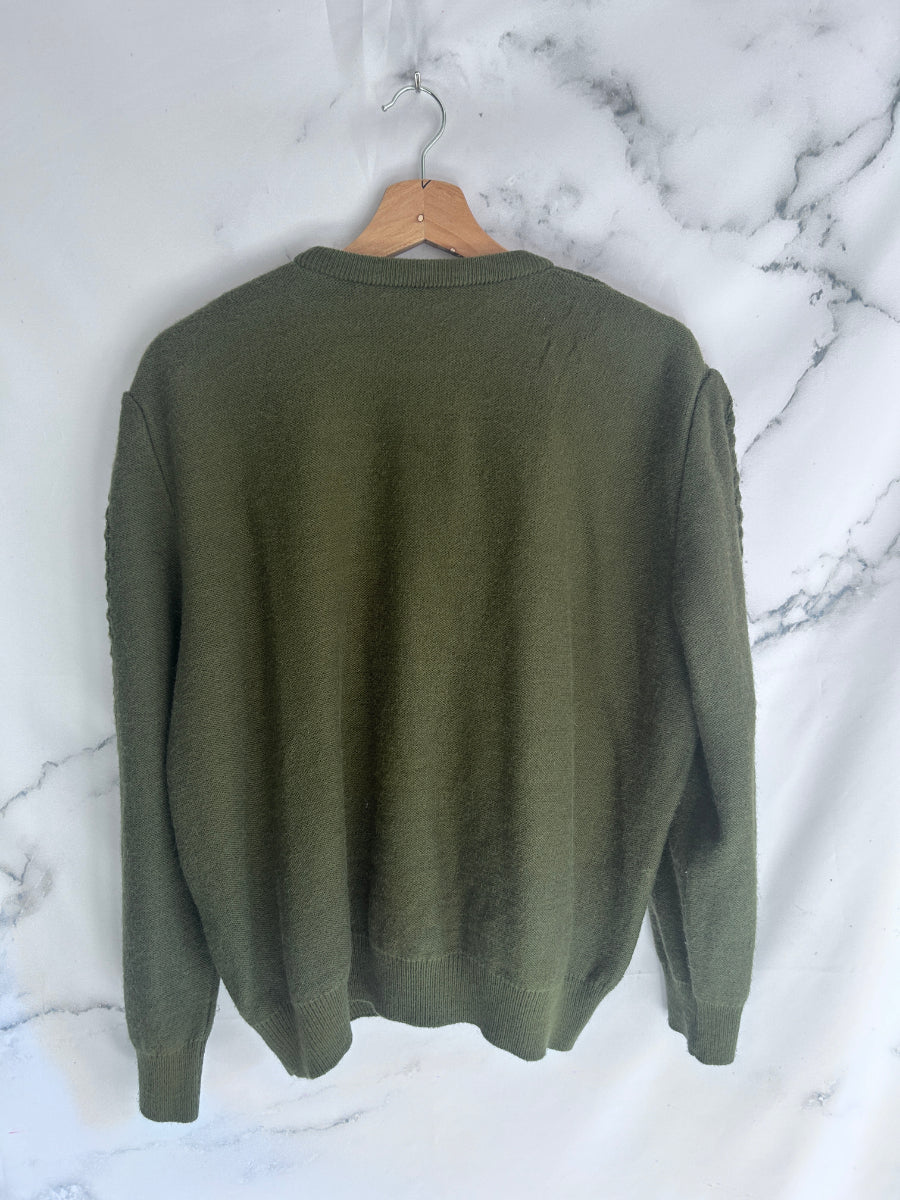 Jersey vintage en verde olivo con detalles de perlas y pedrería