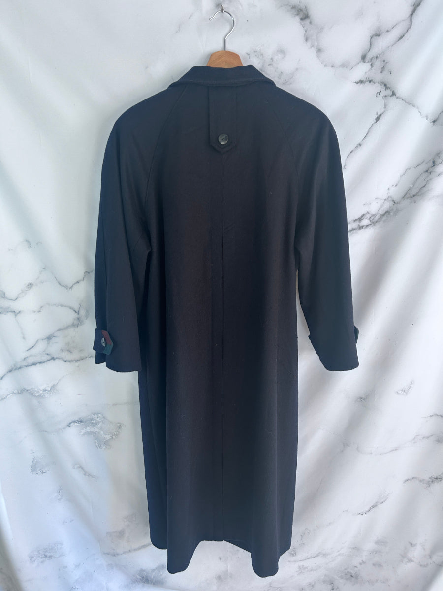 Abrigo vintage azul marino con detalles en solapas