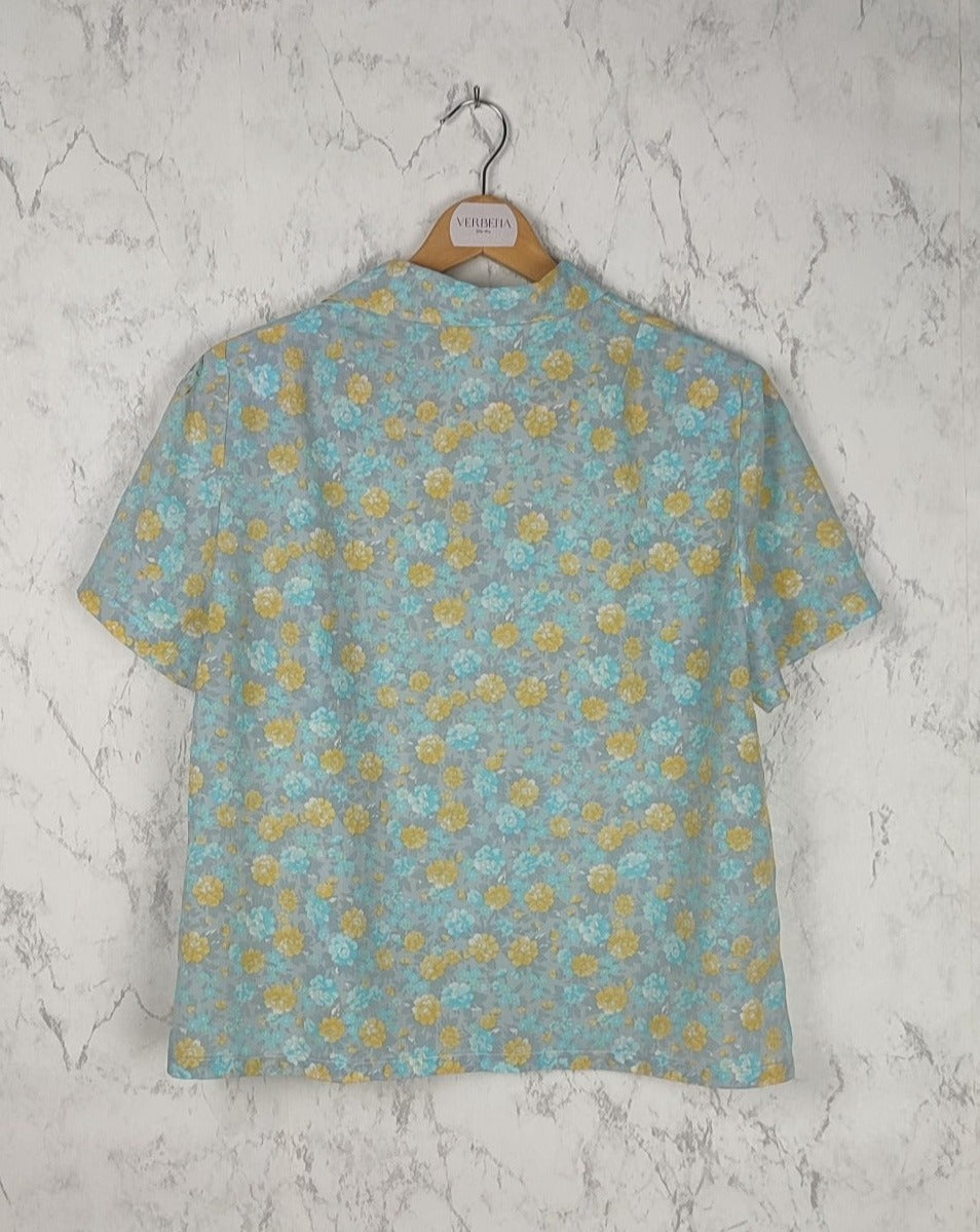 Blusa estampada tonos celeste y amarillo