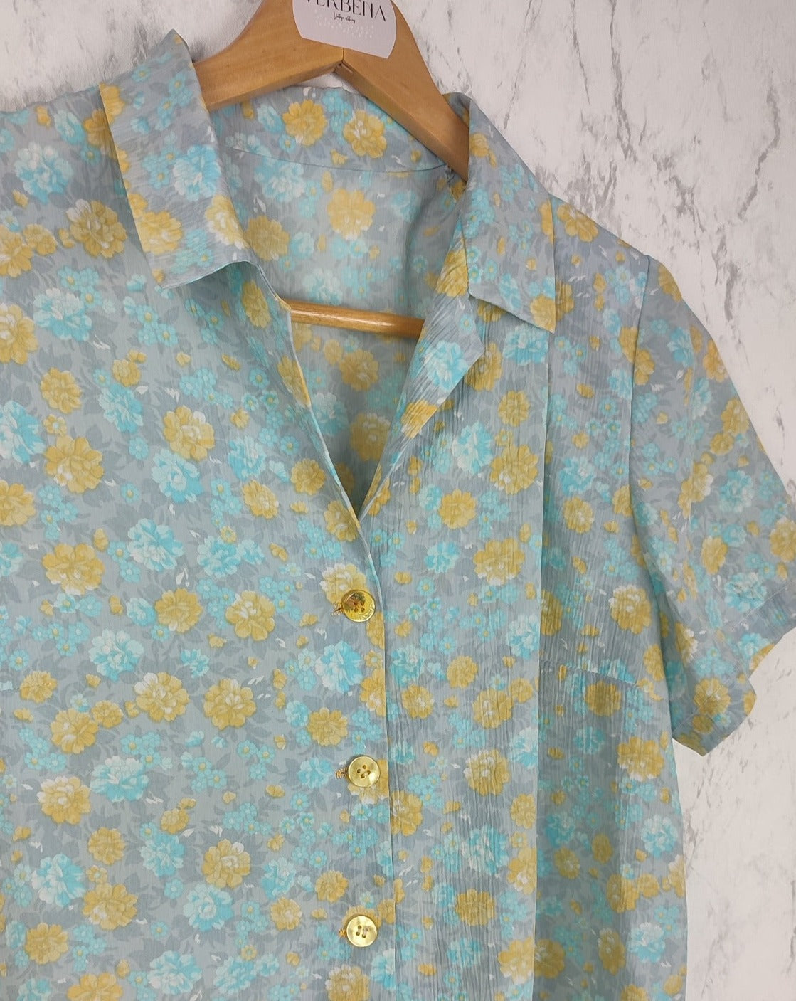 Blusa estampada tonos celeste y amarillo