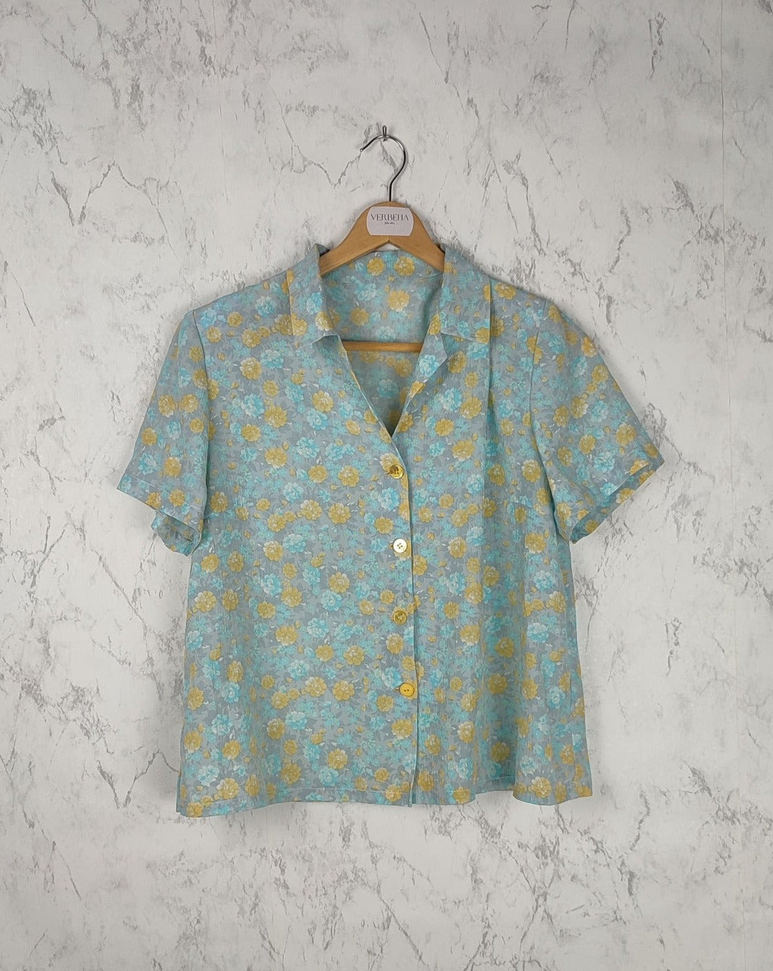 Blusa estampada tonos celeste y amarillo