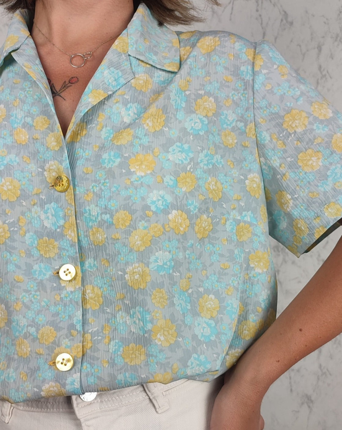 Blusa estampada tonos celeste y amarillo