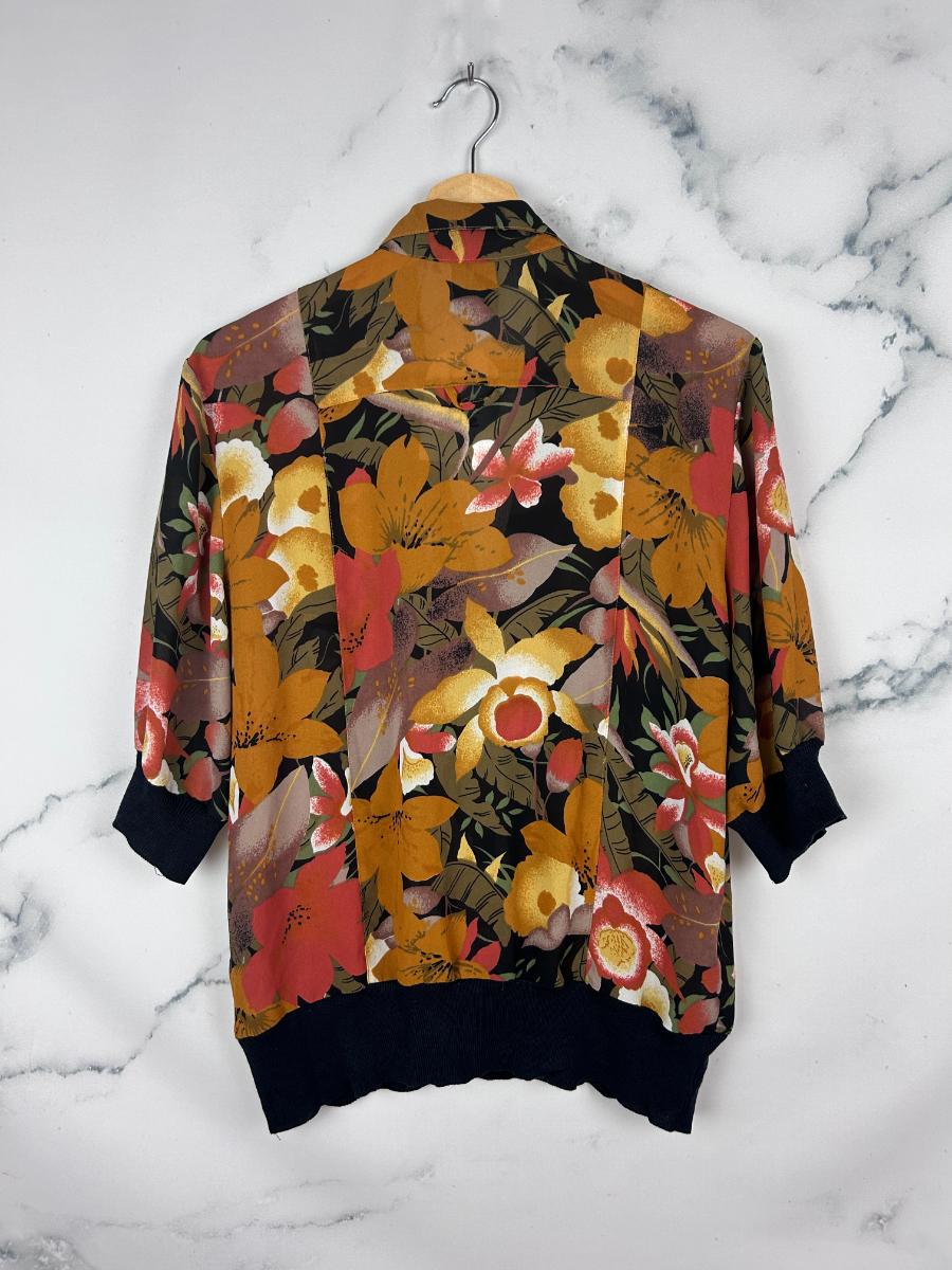 Blusa vintage estampada con patentes