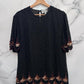 Blusa estampada negra con bordado y lentejuelas