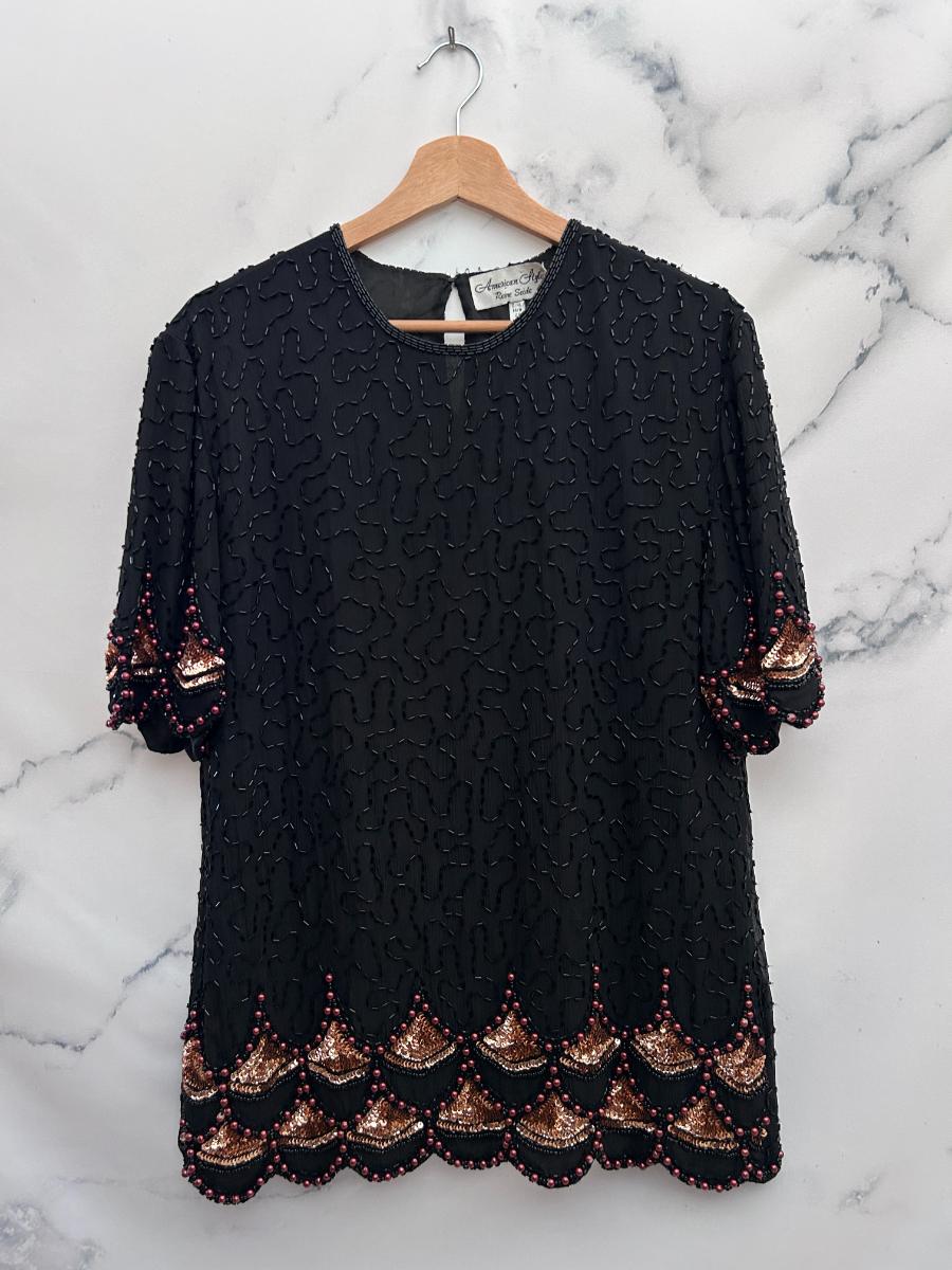 Blusa estampada negra con bordado y lentejuelas