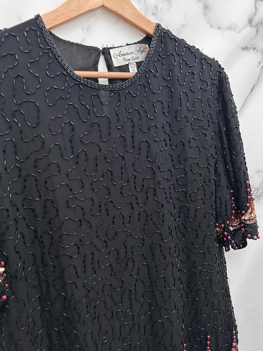 Blusa estampada negra con bordado y lentejuelas