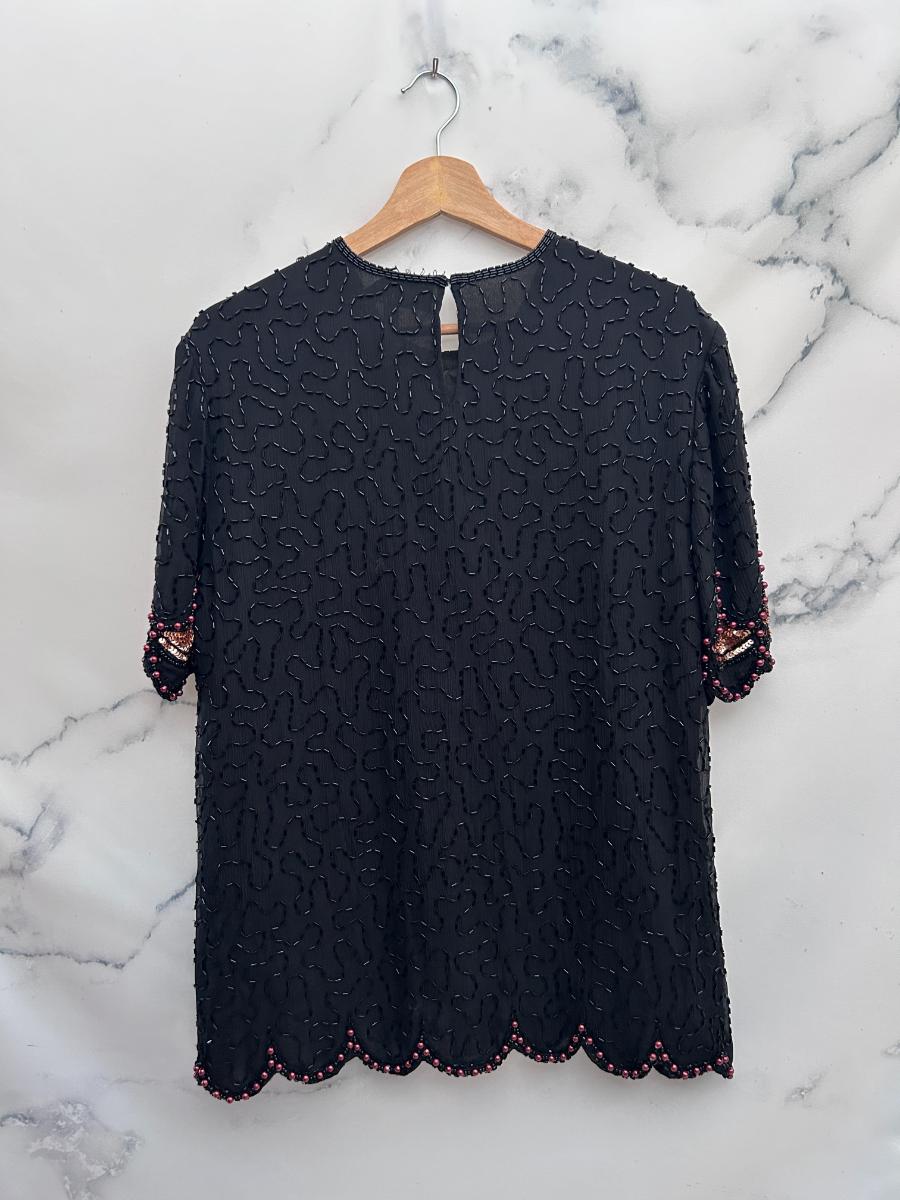 Blusa estampada negra con bordado y lentejuelas