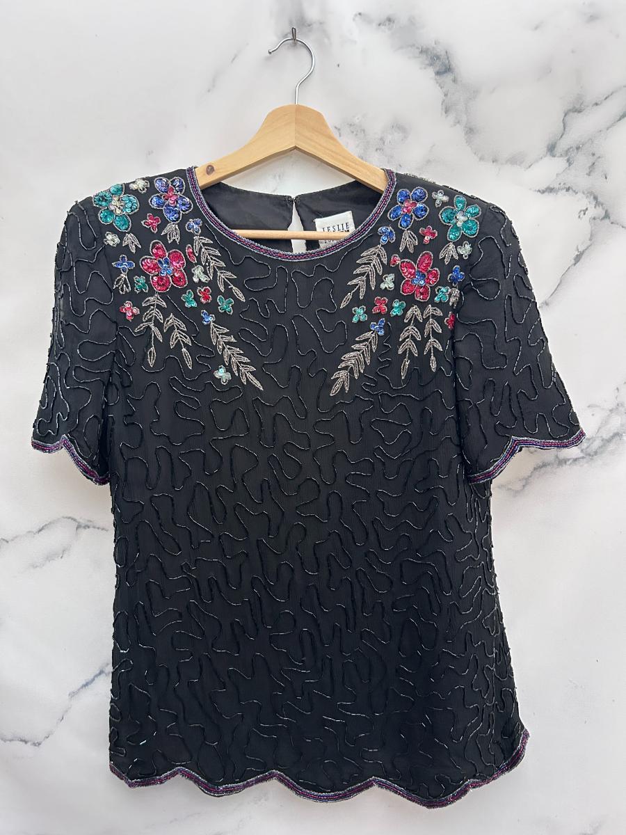 Blusa vintage negra con bordado y lentejuelas