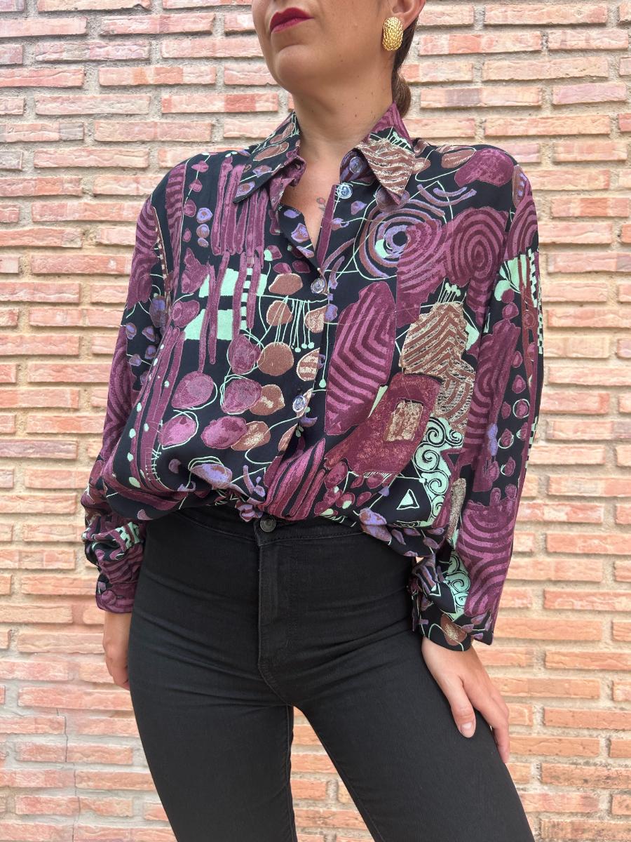 Blusa vintage de manga larga con fondo negro y estampado morado y verde menta