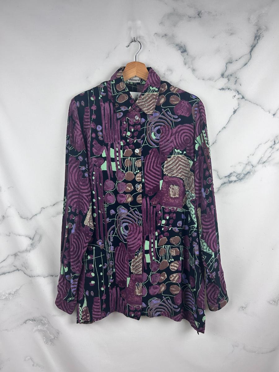 Blusa vintage de manga larga con fondo negro y estampado morado y verde menta