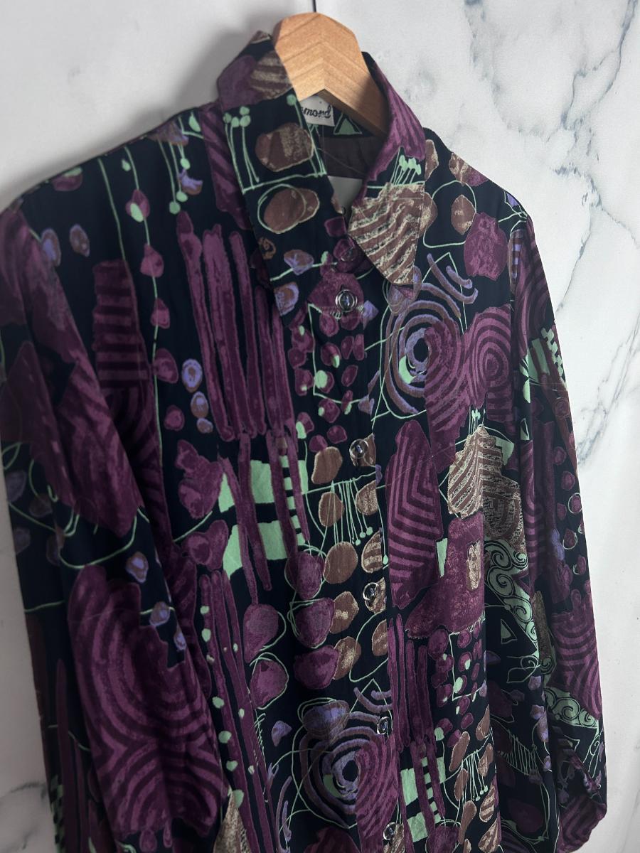 Blusa vintage de manga larga con fondo negro y estampado morado y verde menta