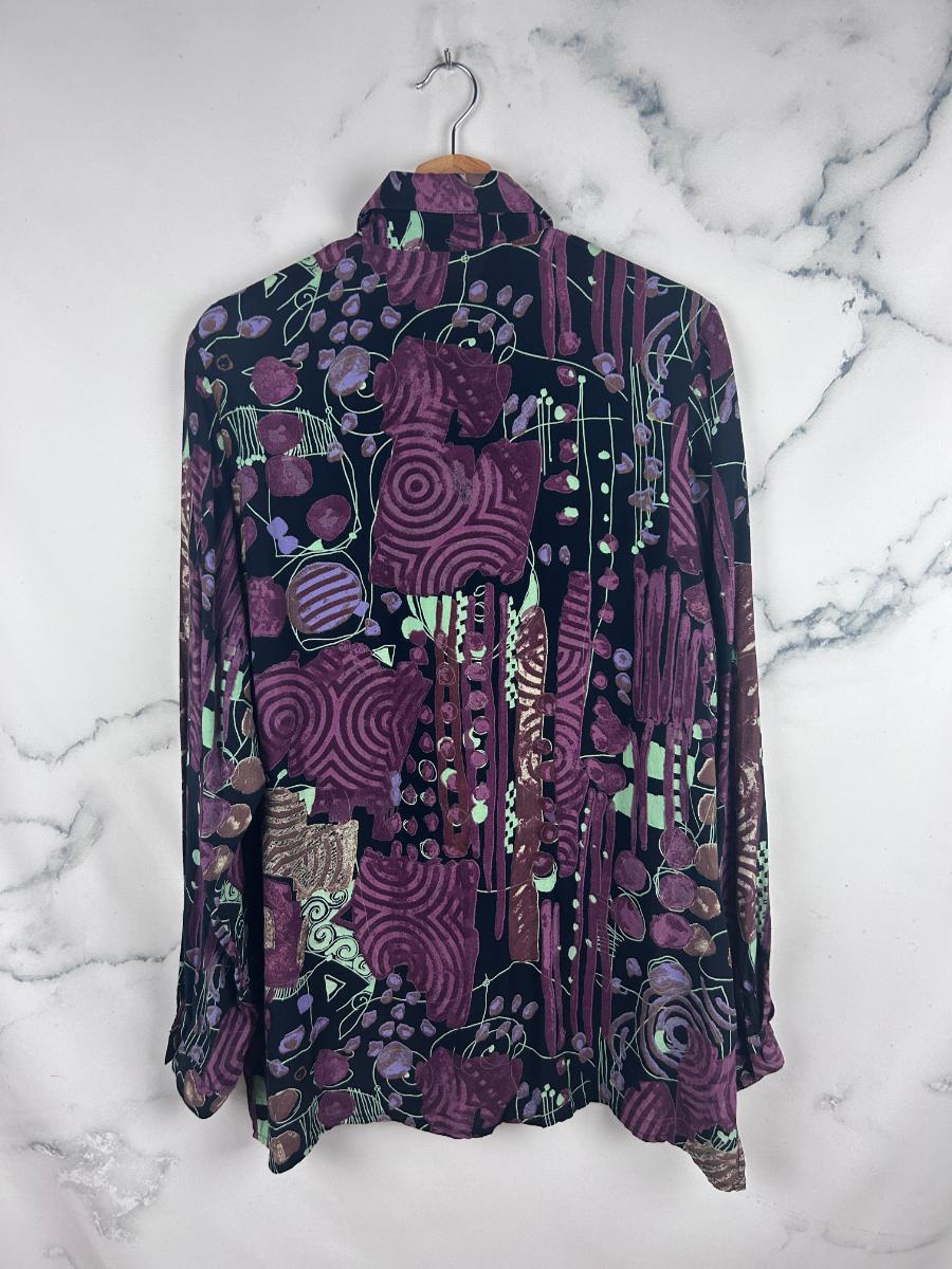 Blusa vintage de manga larga con fondo negro y estampado morado y verde menta