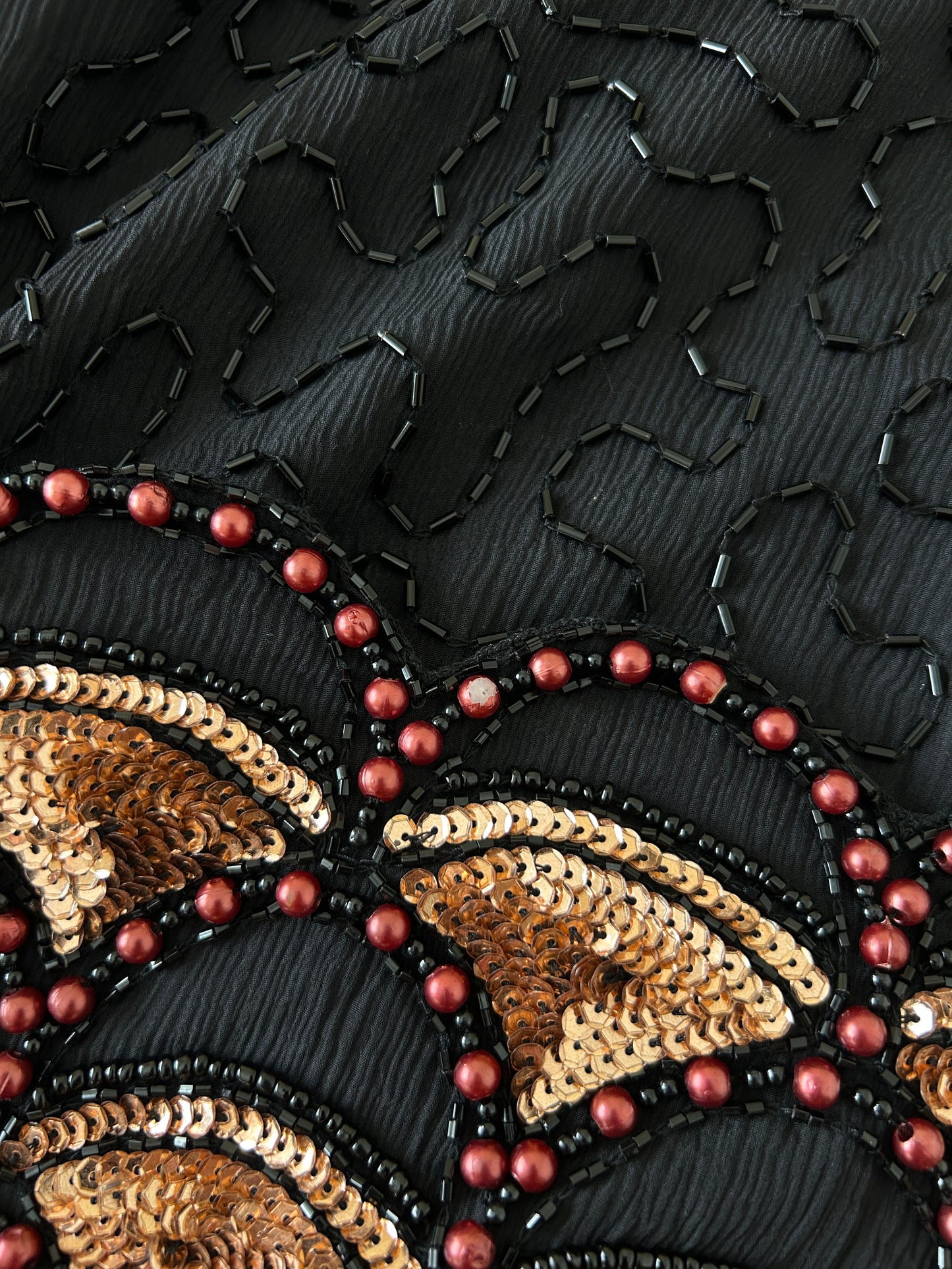 Blusa estampada negra con bordado y lentejuelas