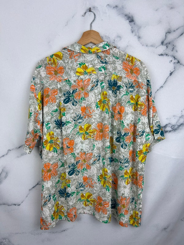 Camisa vintage con estampado tipo hawaiano