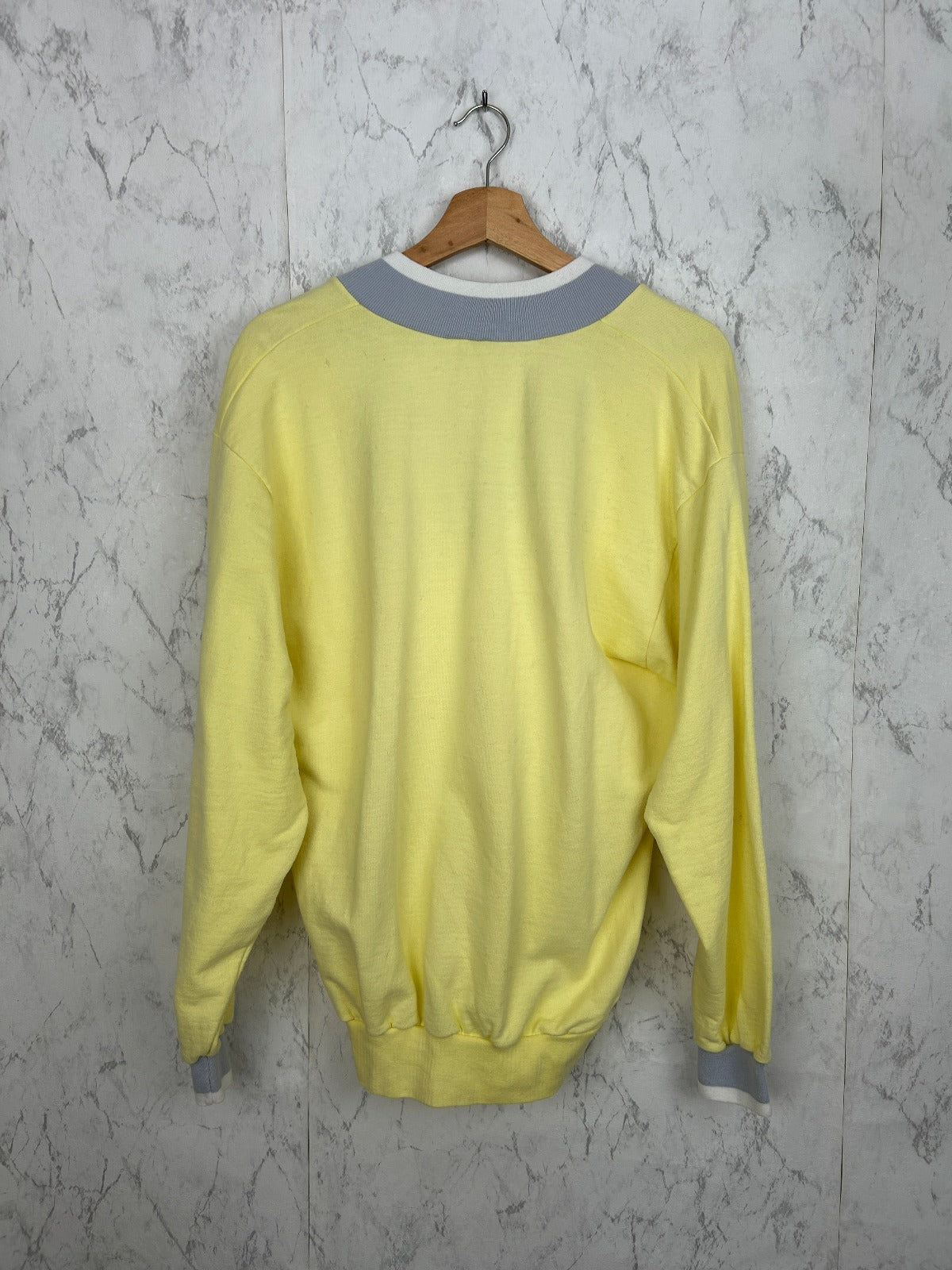 Sudadera vintage con cuello de pico