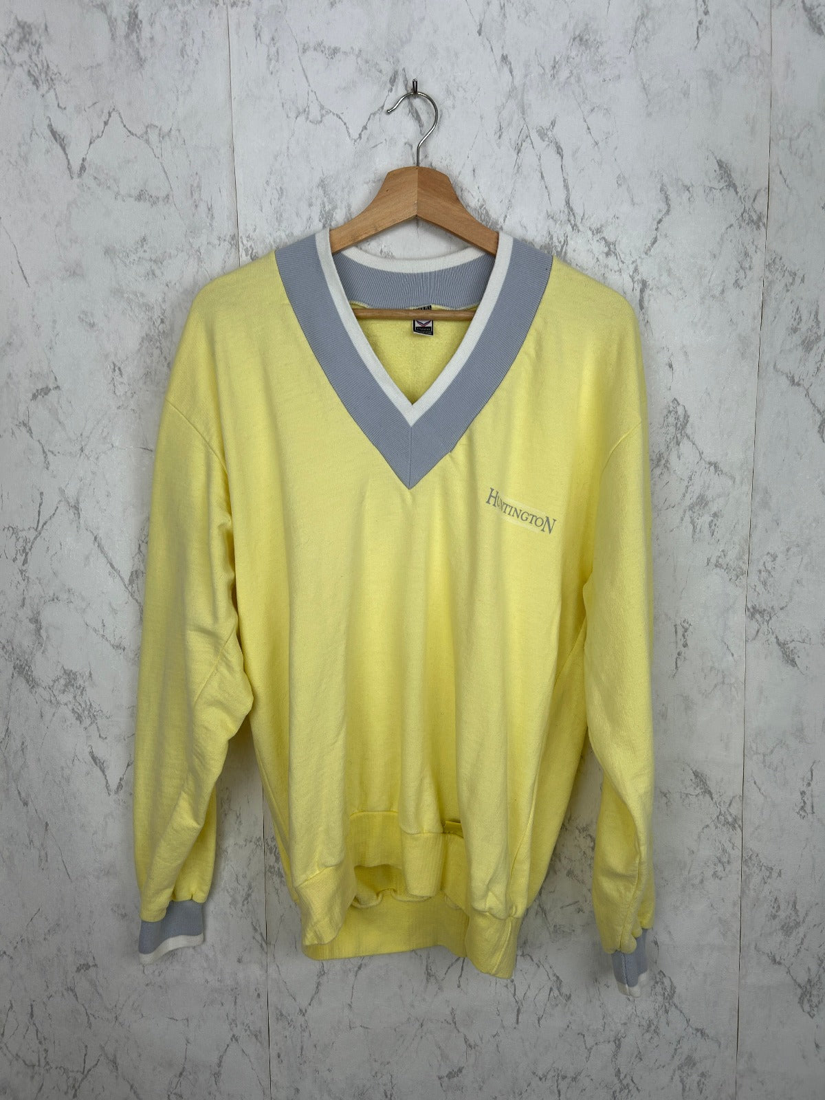 Sudadera vintage con cuello de pico