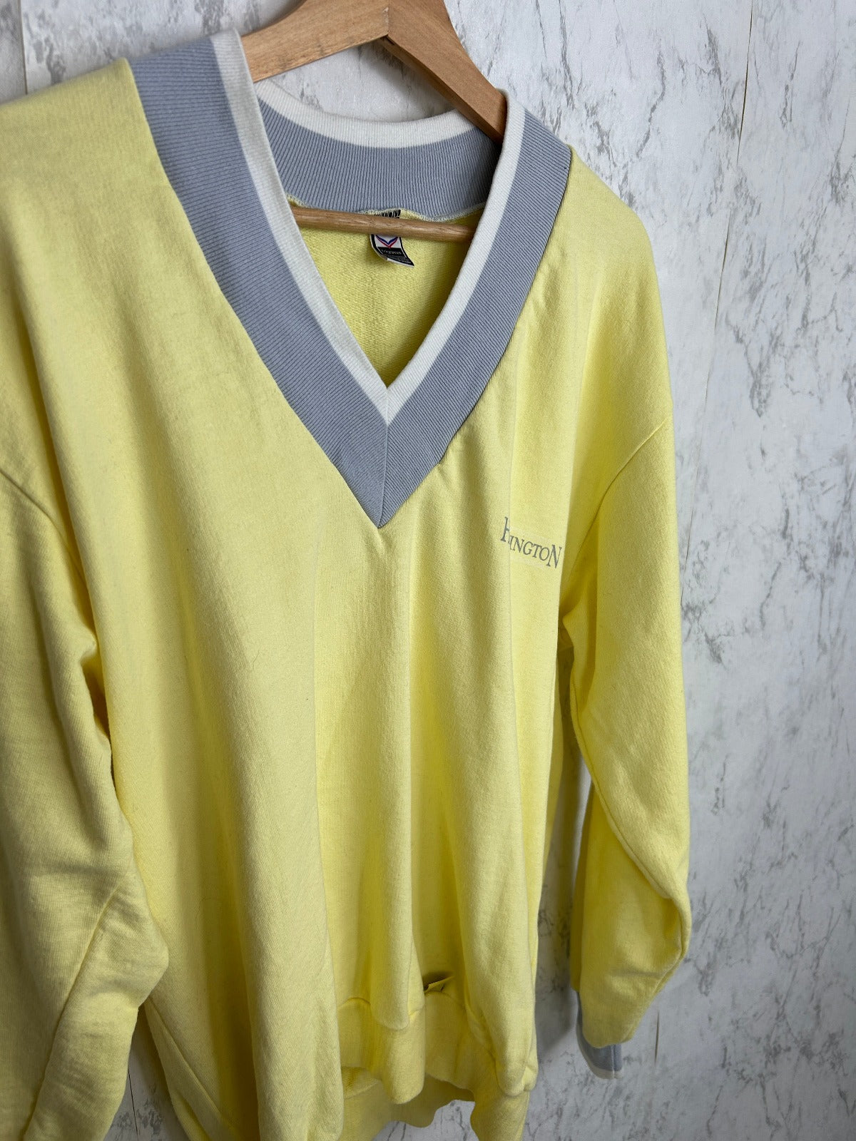 Sudadera vintage con cuello de pico