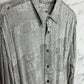 Camisa vintage gris con estampado geométrico