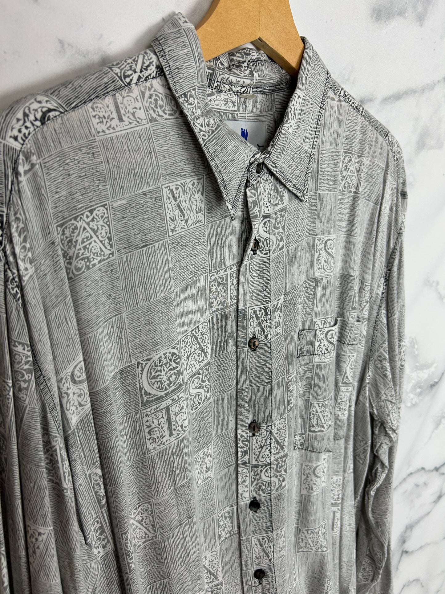 Camisa vintage gris con estampado geométrico
