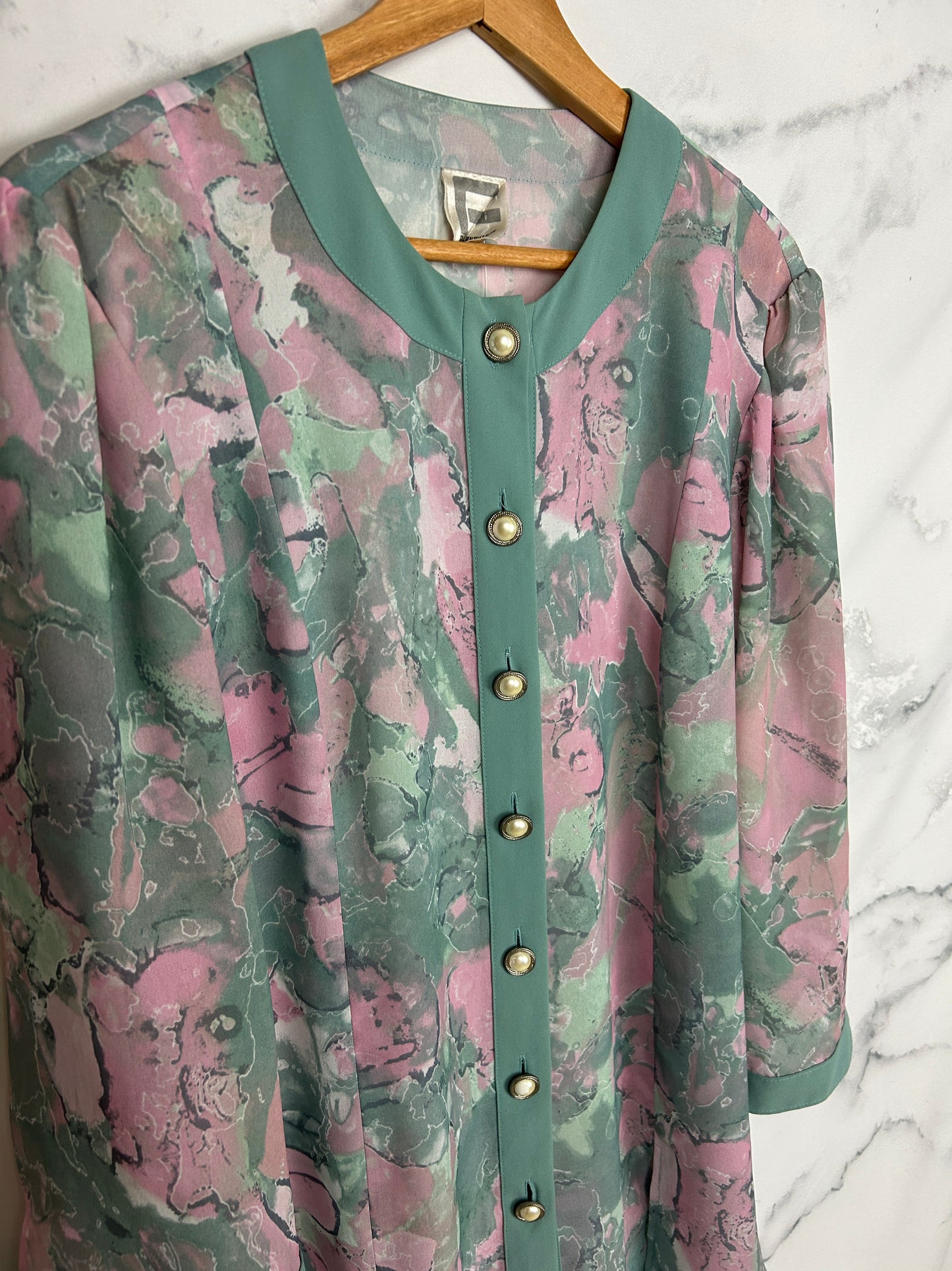 Blusa vintage con botones perlados