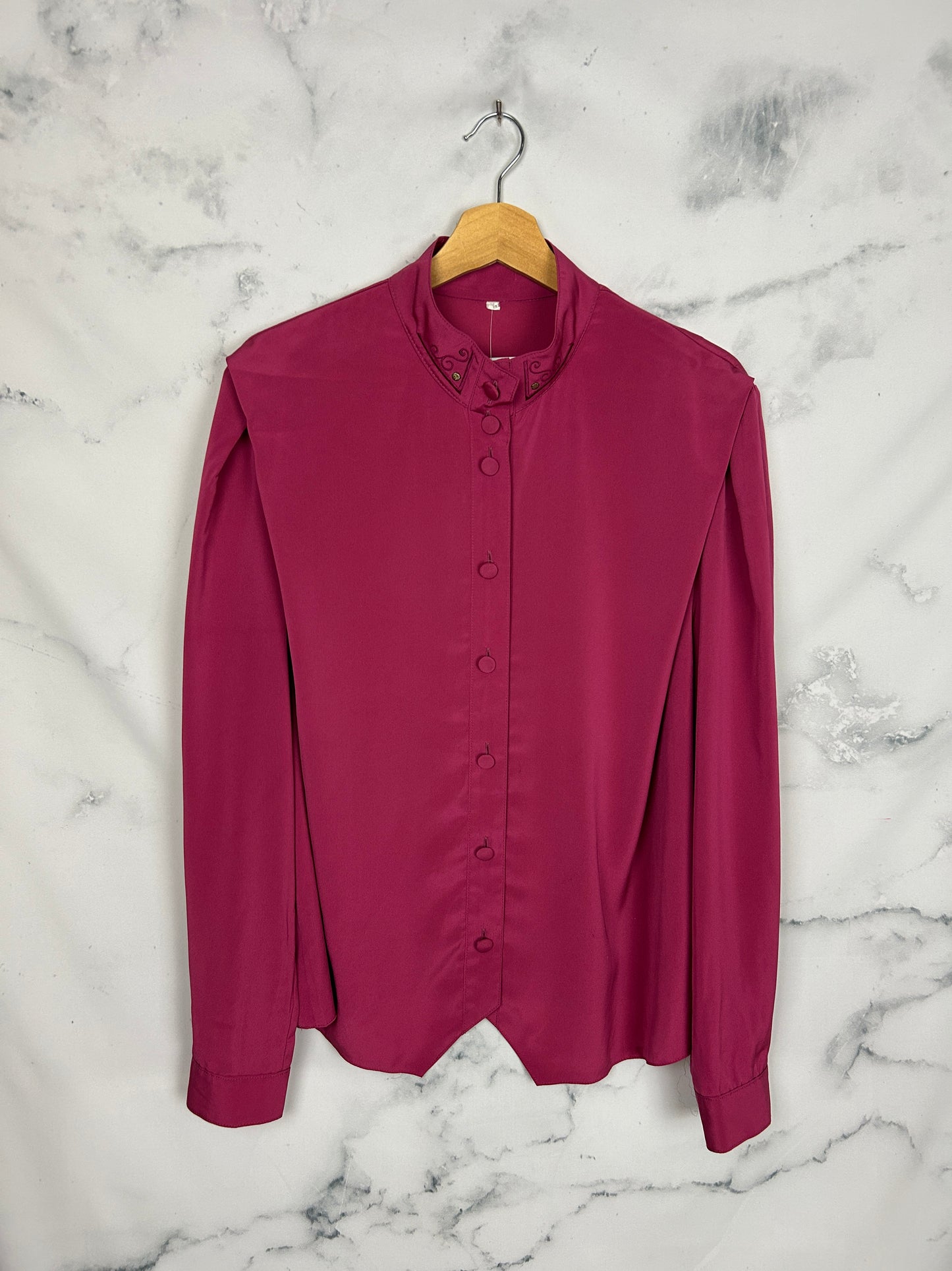 Blusa vintage en color buganvilla con cuello mao