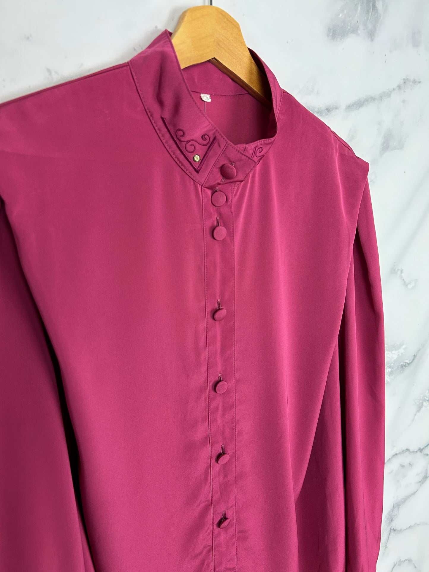 Blusa vintage en color buganvilla con cuello mao