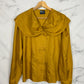 Blusa vintage en color mostaza con cuello bobo