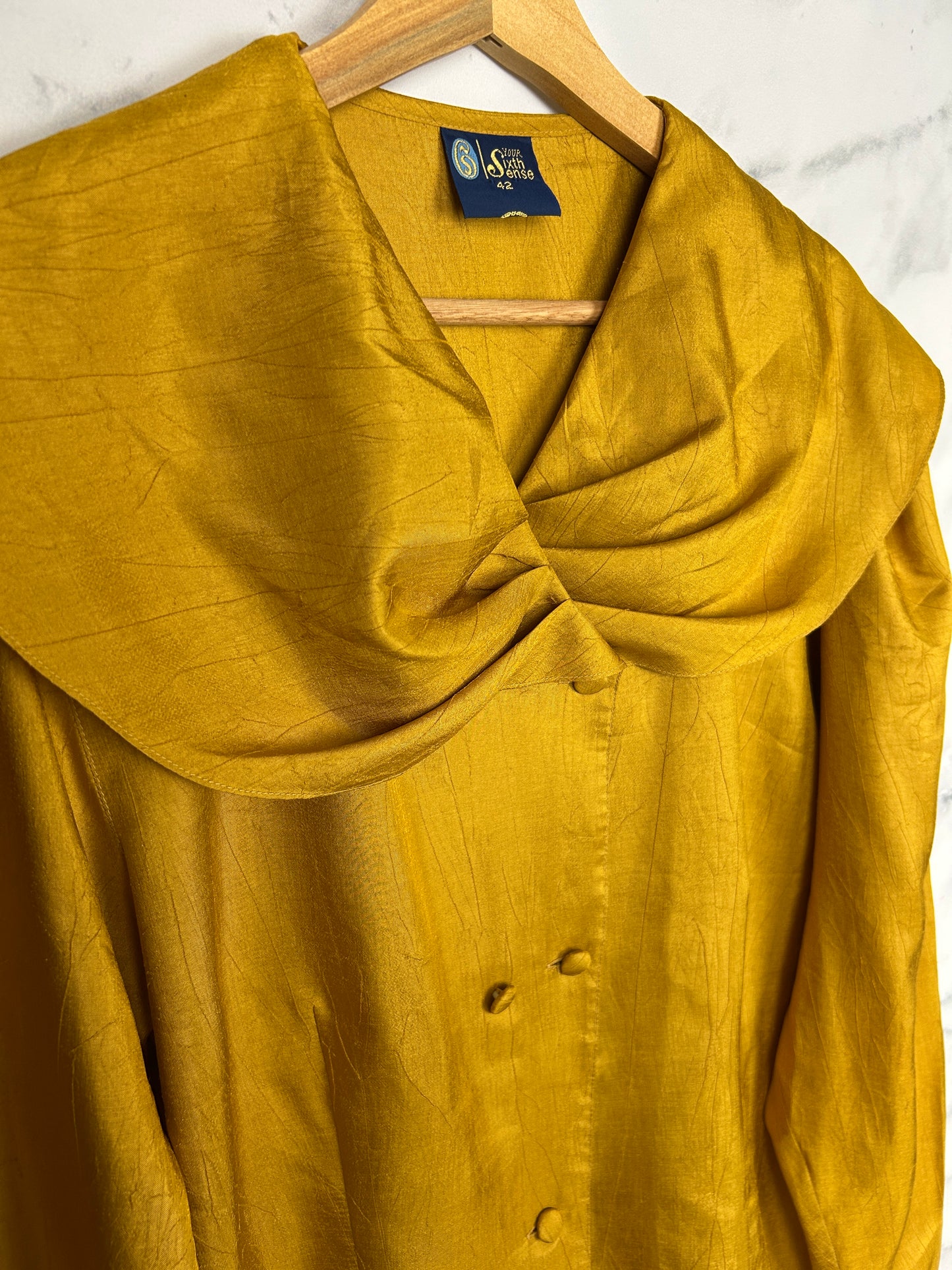 Blusa vintage en color mostaza con cuello bobo