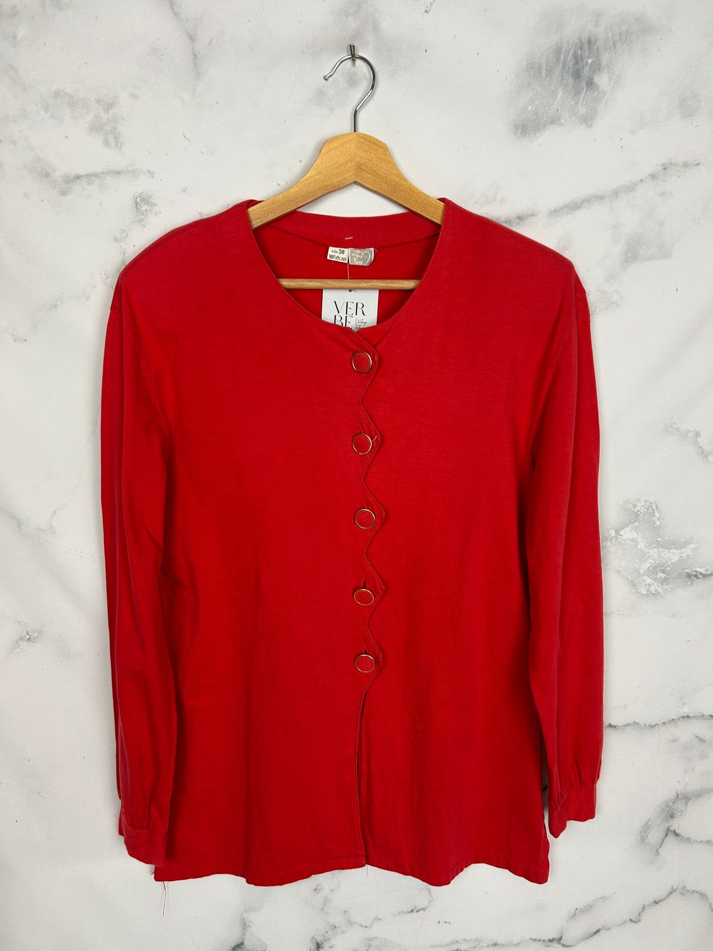Blusa vintage en color rojo con original botonadura