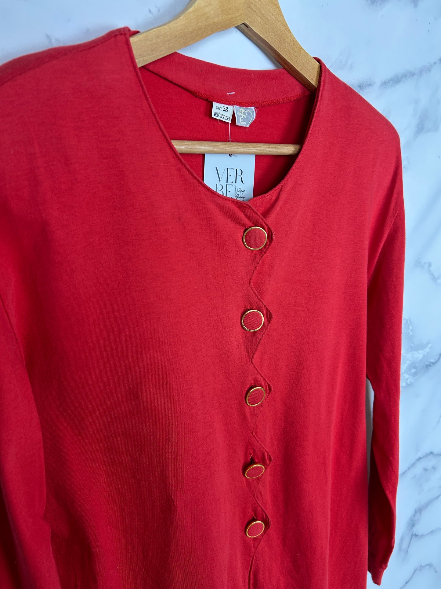 Blusa vintage en color rojo con original botonadura