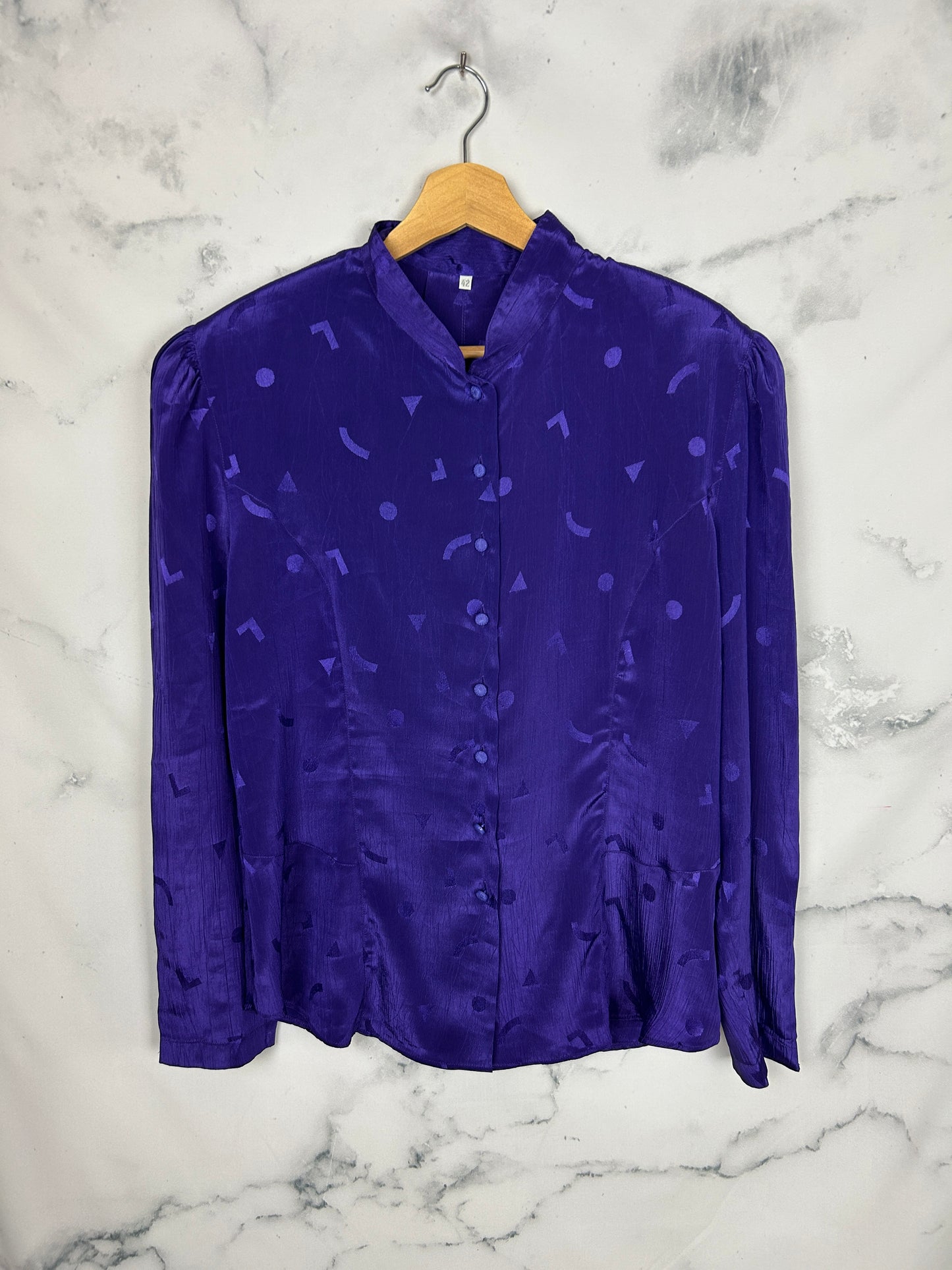 Blusa vintage morada con dibujos geométricos