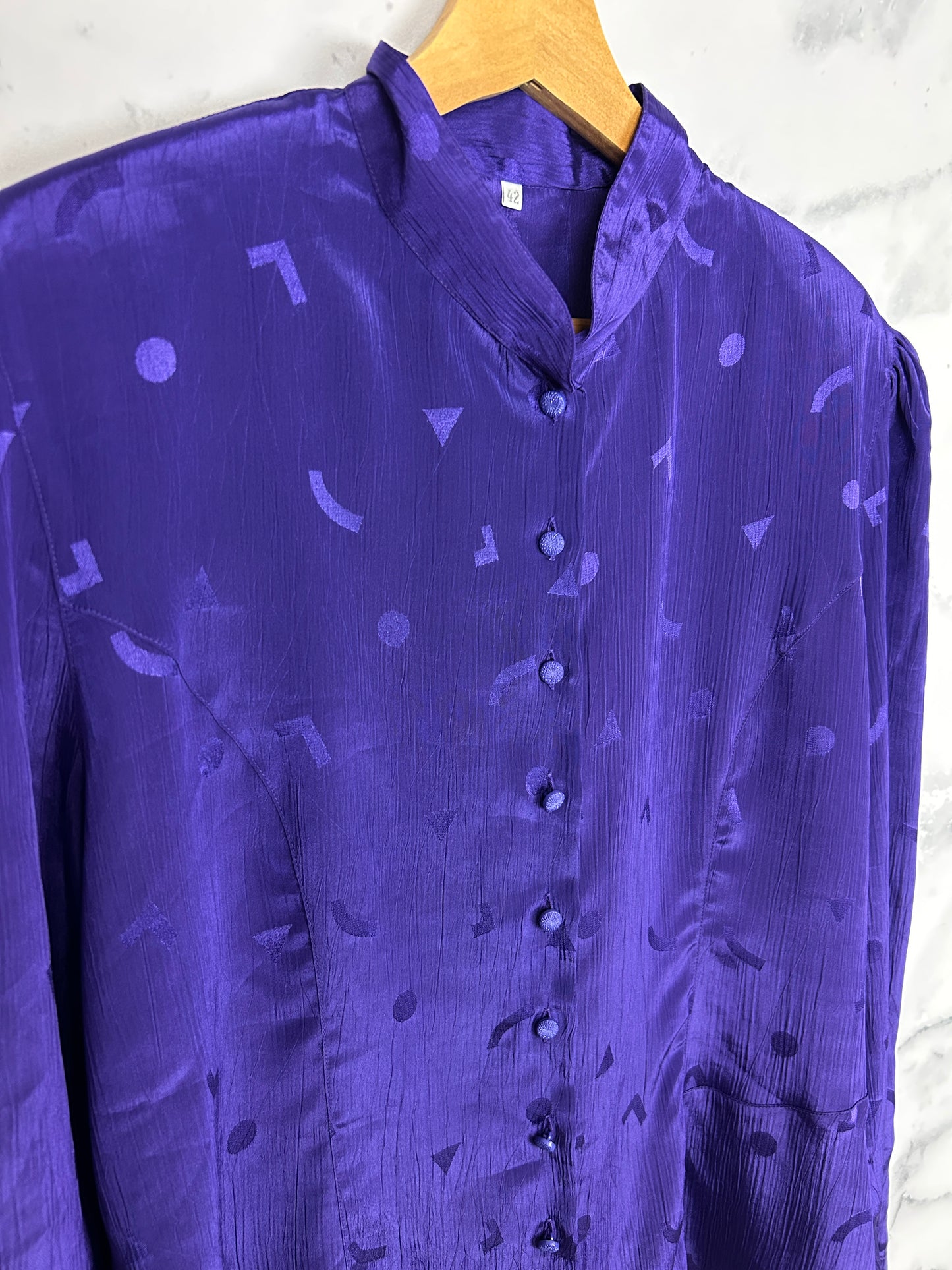 Blusa vintage morada con dibujos geométricos