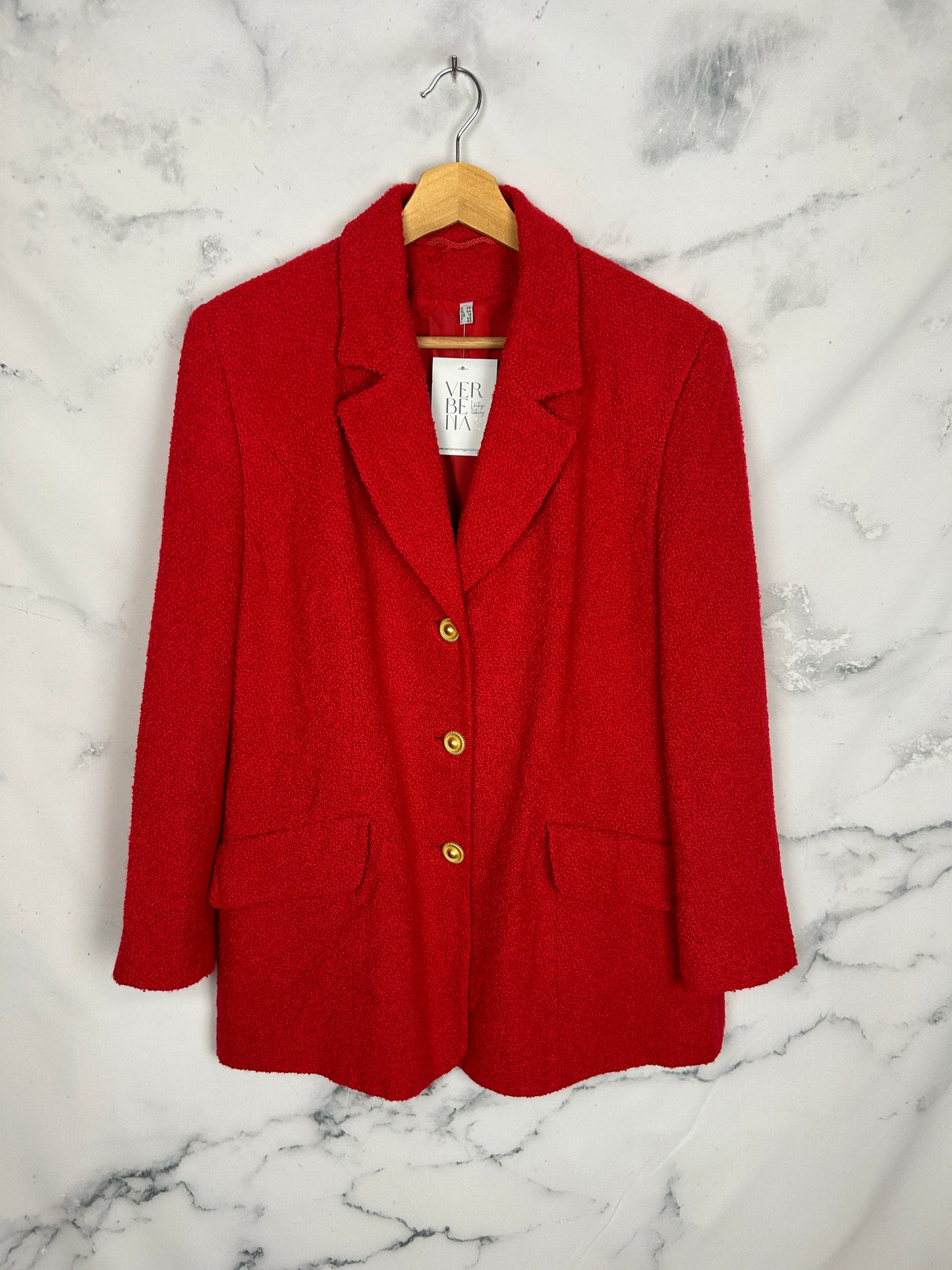 Blazer vintage roja con bonitos botones dorados