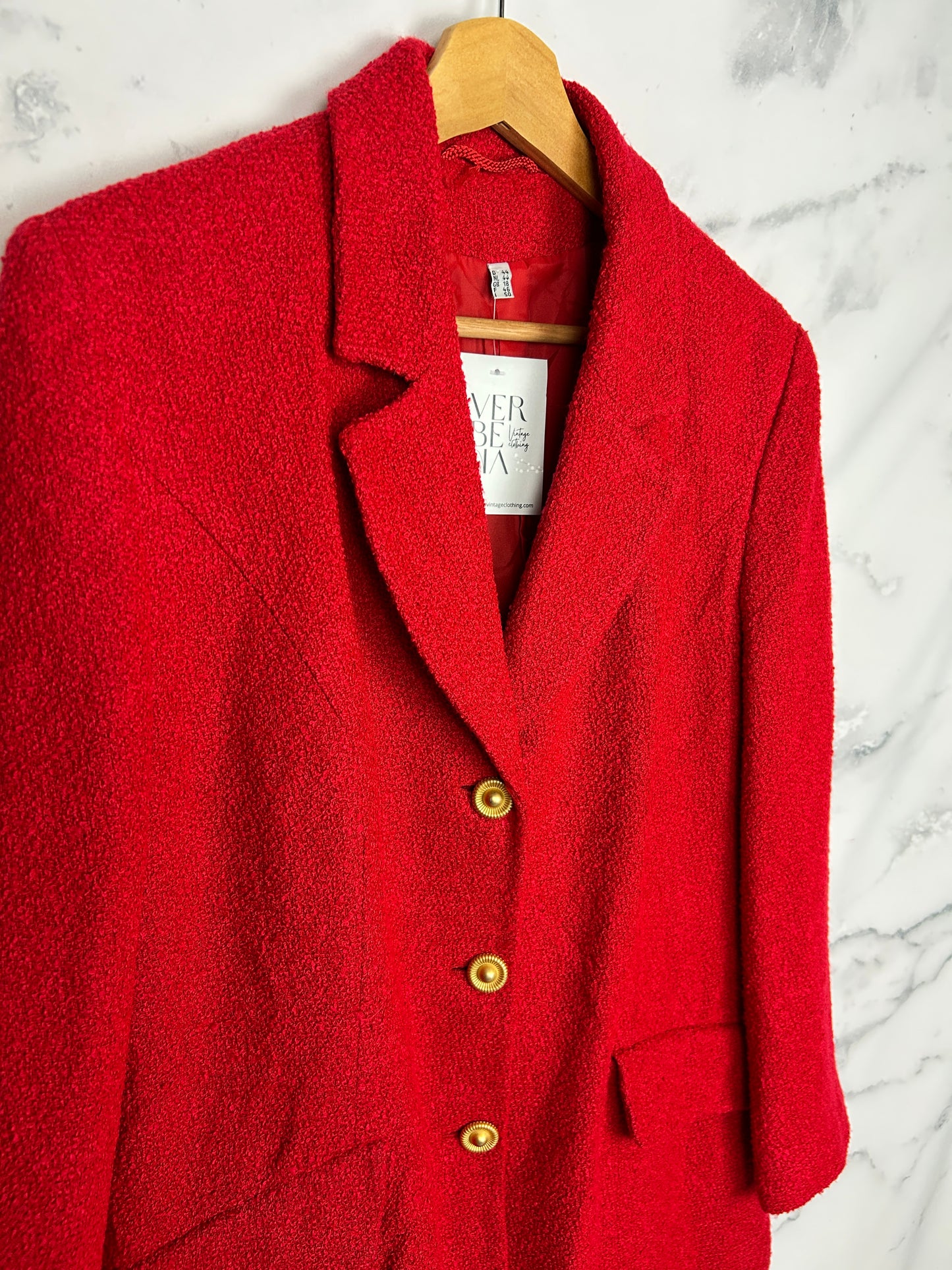 Blazer vintage roja con bonitos botones dorados