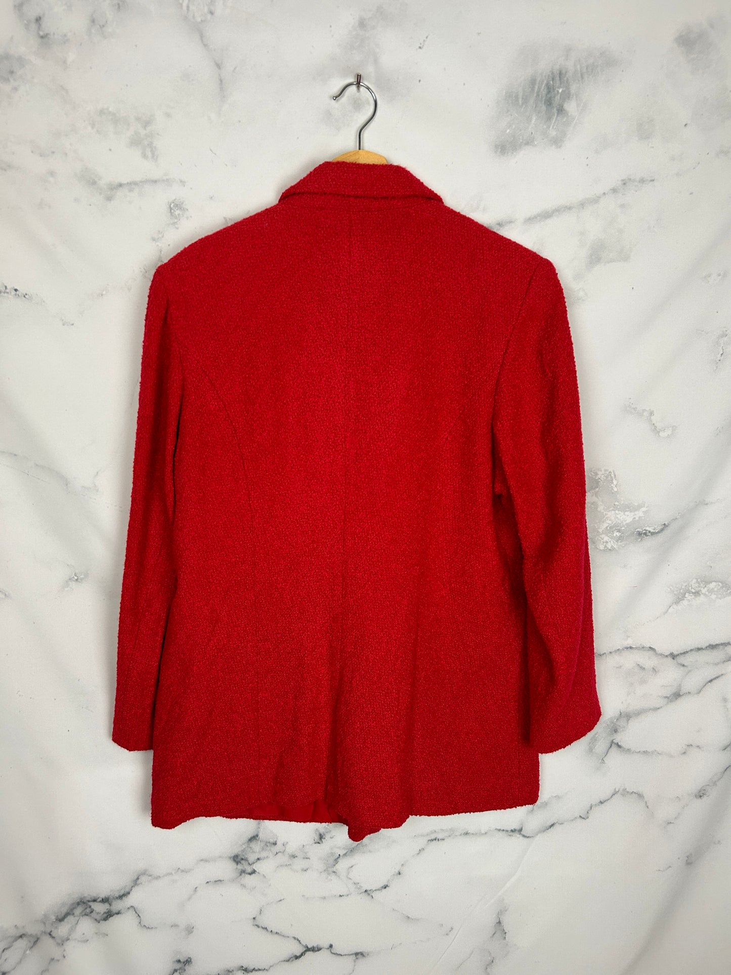 Blazer vintage roja con bonitos botones dorados