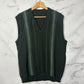 Chaleco vintage verde con detalles verticales