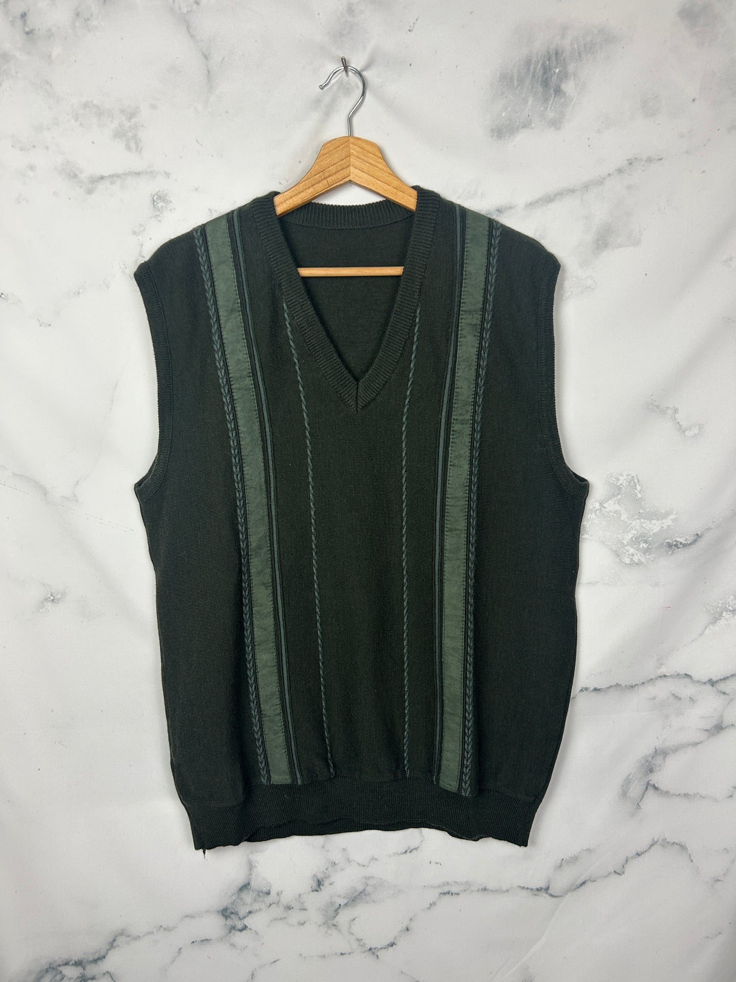 Chaleco vintage verde con detalles verticales