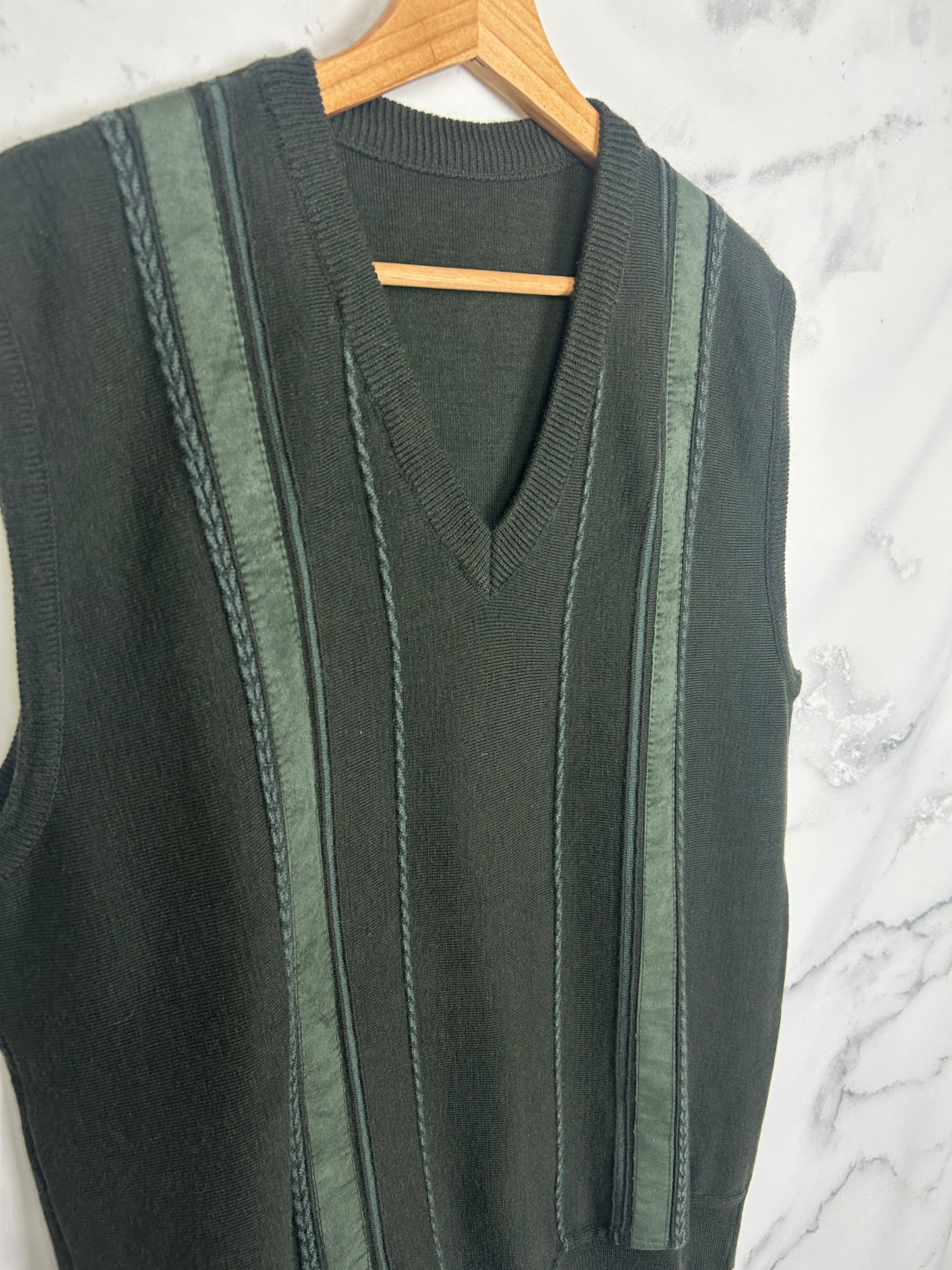 Chaleco vintage verde con detalles verticales