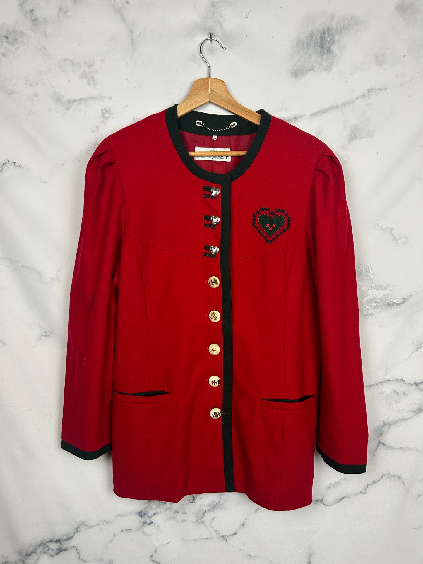 Chaqueta vintage austriaca roja con ribetes verdes