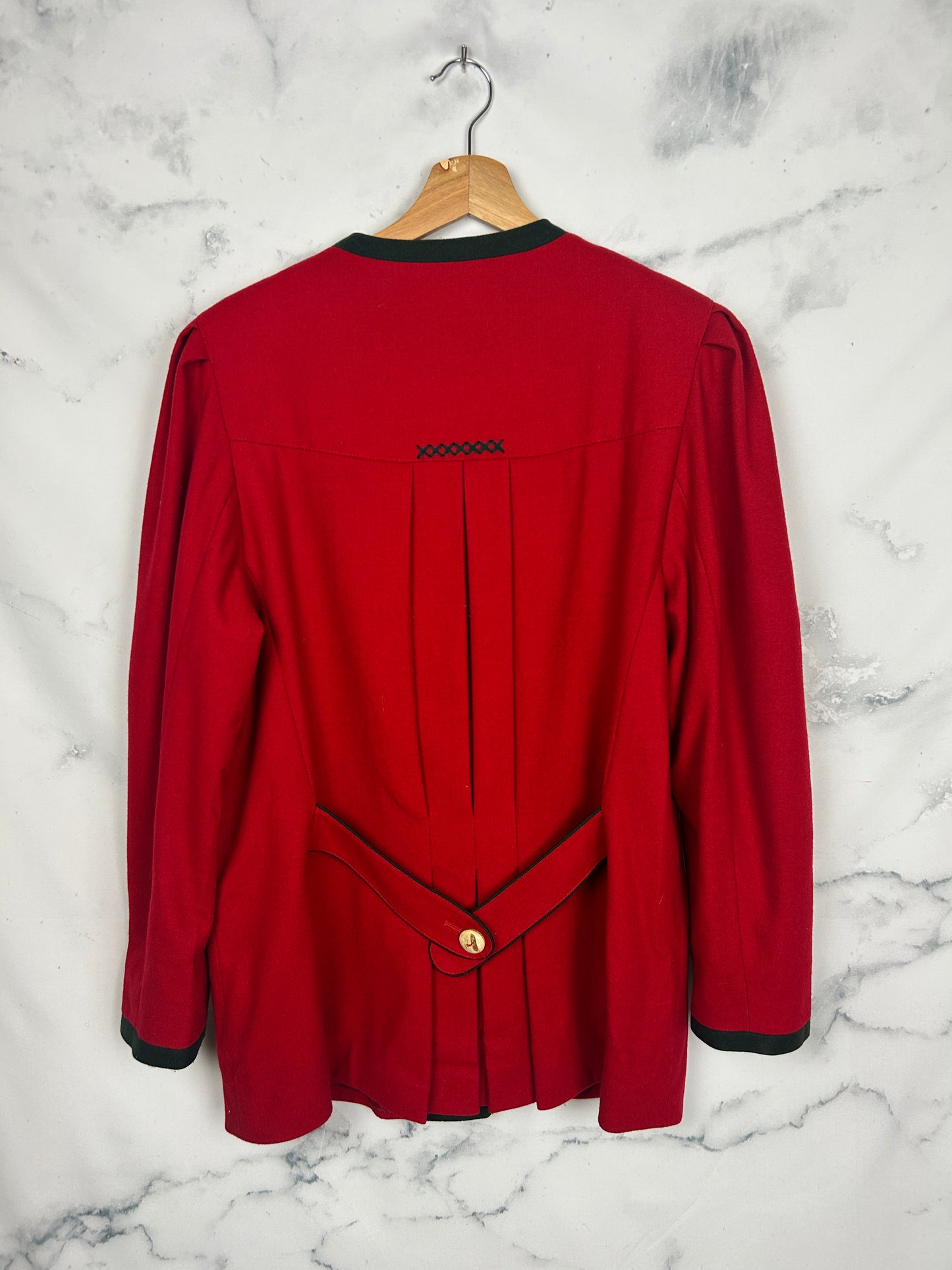 Chaqueta vintage austriaca roja con ribetes verdes