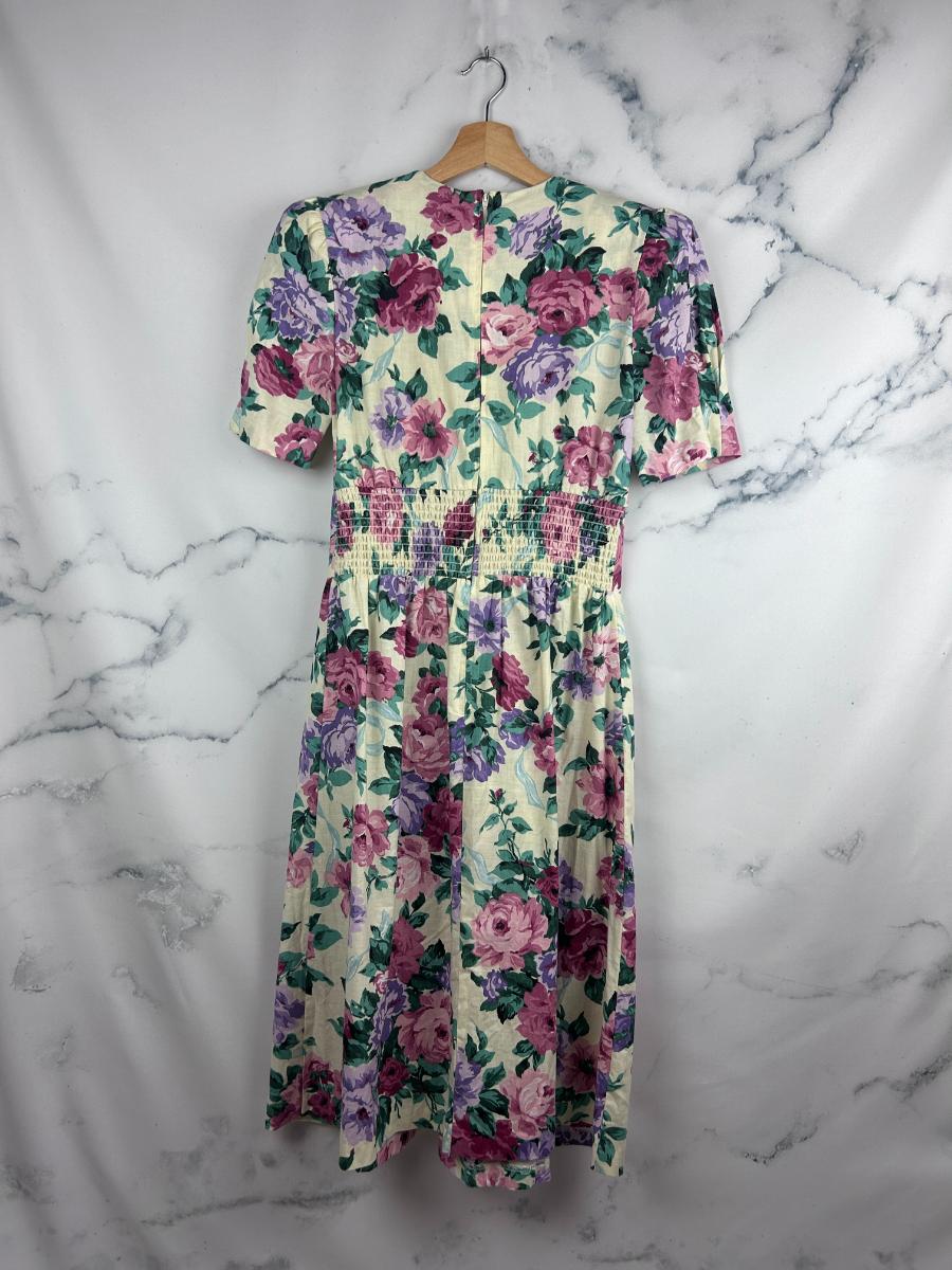 Vestido vintage con estampado floral y bonito cuello blanco - Rosa